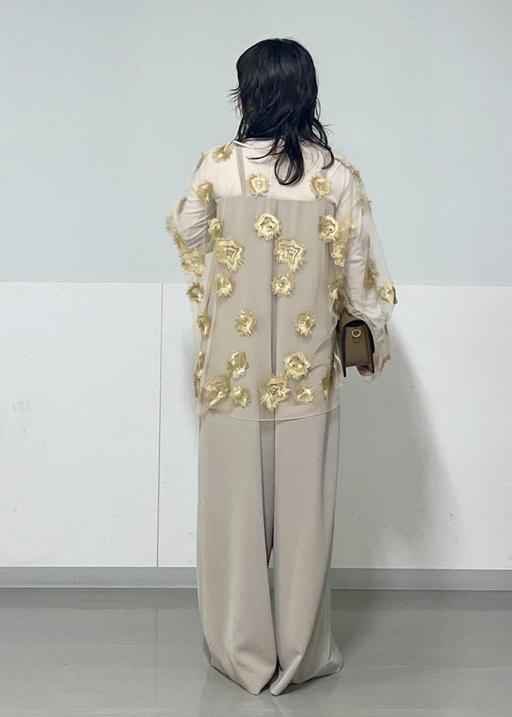 グレー系のTシャツ/カットソー、ブラウン系のショルダーバッグ、ベージュ系のつなぎ/オールインワンを着用したレディースの秋コーディネートの4枚目の写真