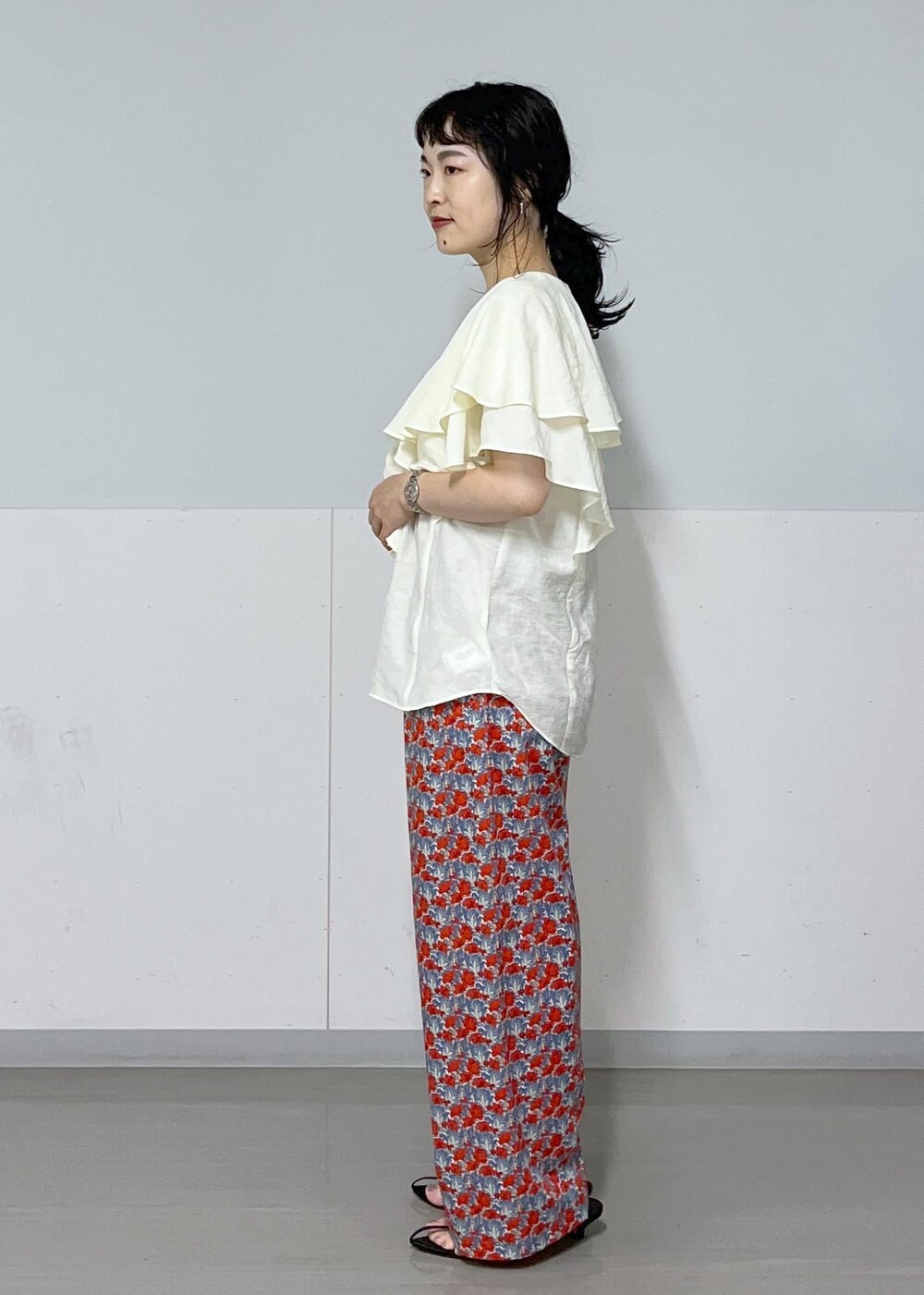 ブラック系のサンダル、ブルー系のその他パンツ、ホワイト系のシャツ/ブラウスを着用したレディースの夏コーディネートの7枚目の写真