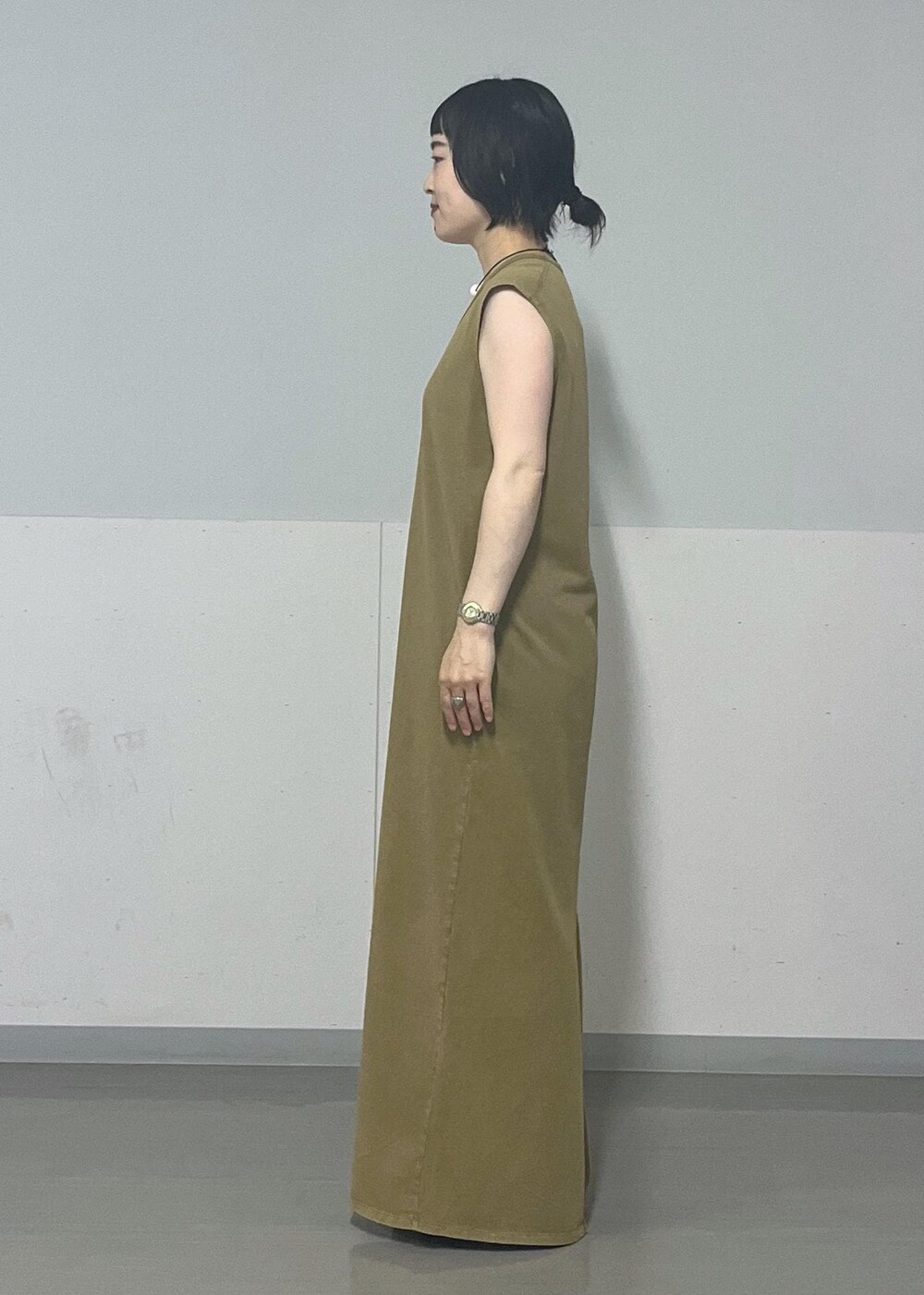 ブラック系のサンダル、ブラック系のテーラードジャケット、ブラウン系のワンピースを着用したレディースの夏コーディネートの7枚目の写真