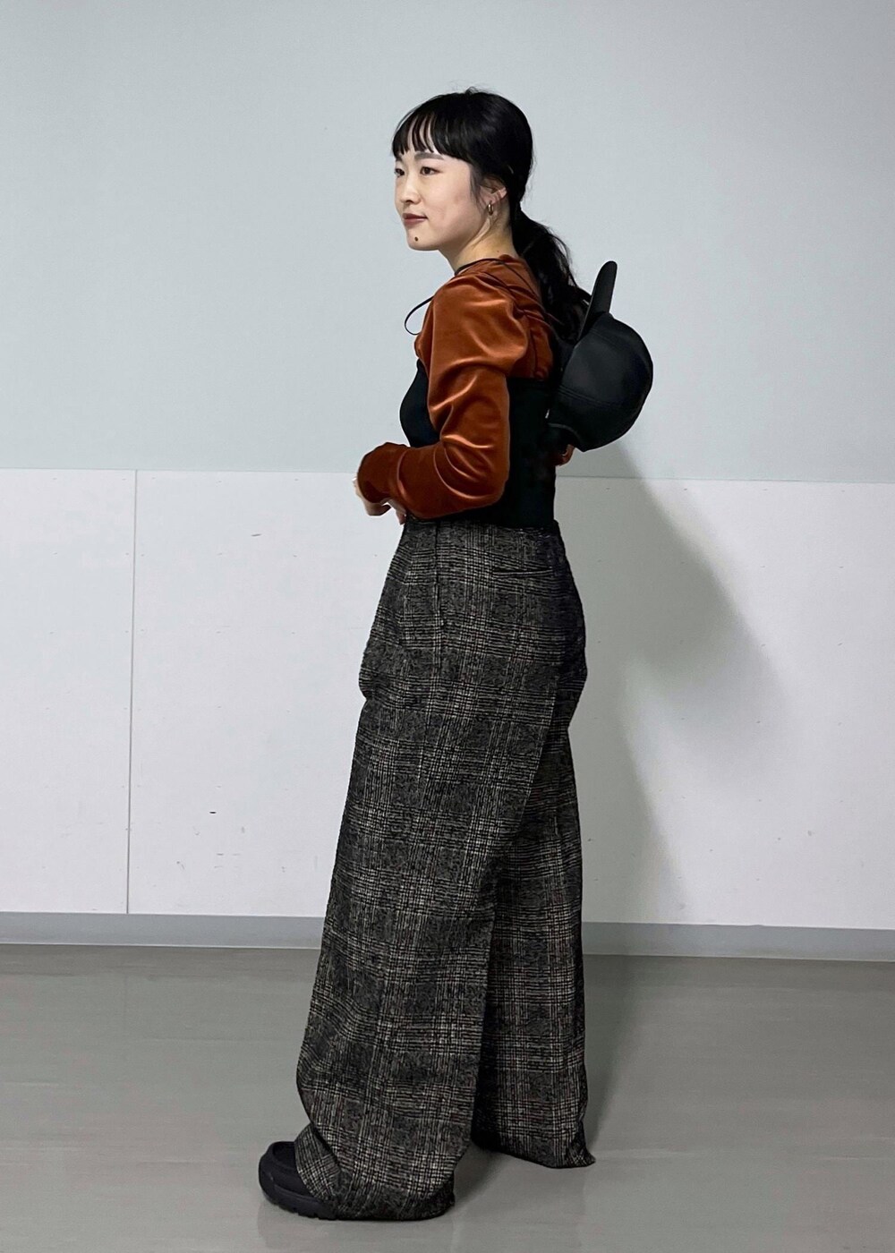 ブラック系のブーツ、ブラック系のその他パンツ、ブラック系のチューブトップを着用したレディースの秋コーディネートの4枚目の写真