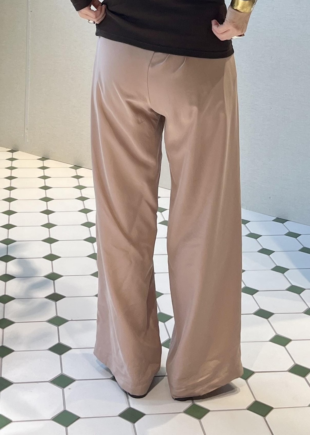 ブラウン系のテーラードジャケット、ピンク系のその他パンツ、ブラウン系のTシャツ/カットソーを着用したレディースの秋コーディネートの6枚目の写真