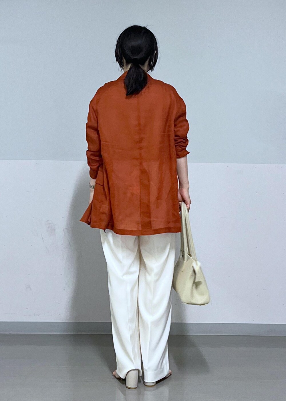 ホワイト系のその他パンツ、ホワイト系のボストンバッグ、ベージュ系のTシャツ/カットソーを着用したレディースの春コーディネートの3枚目の写真