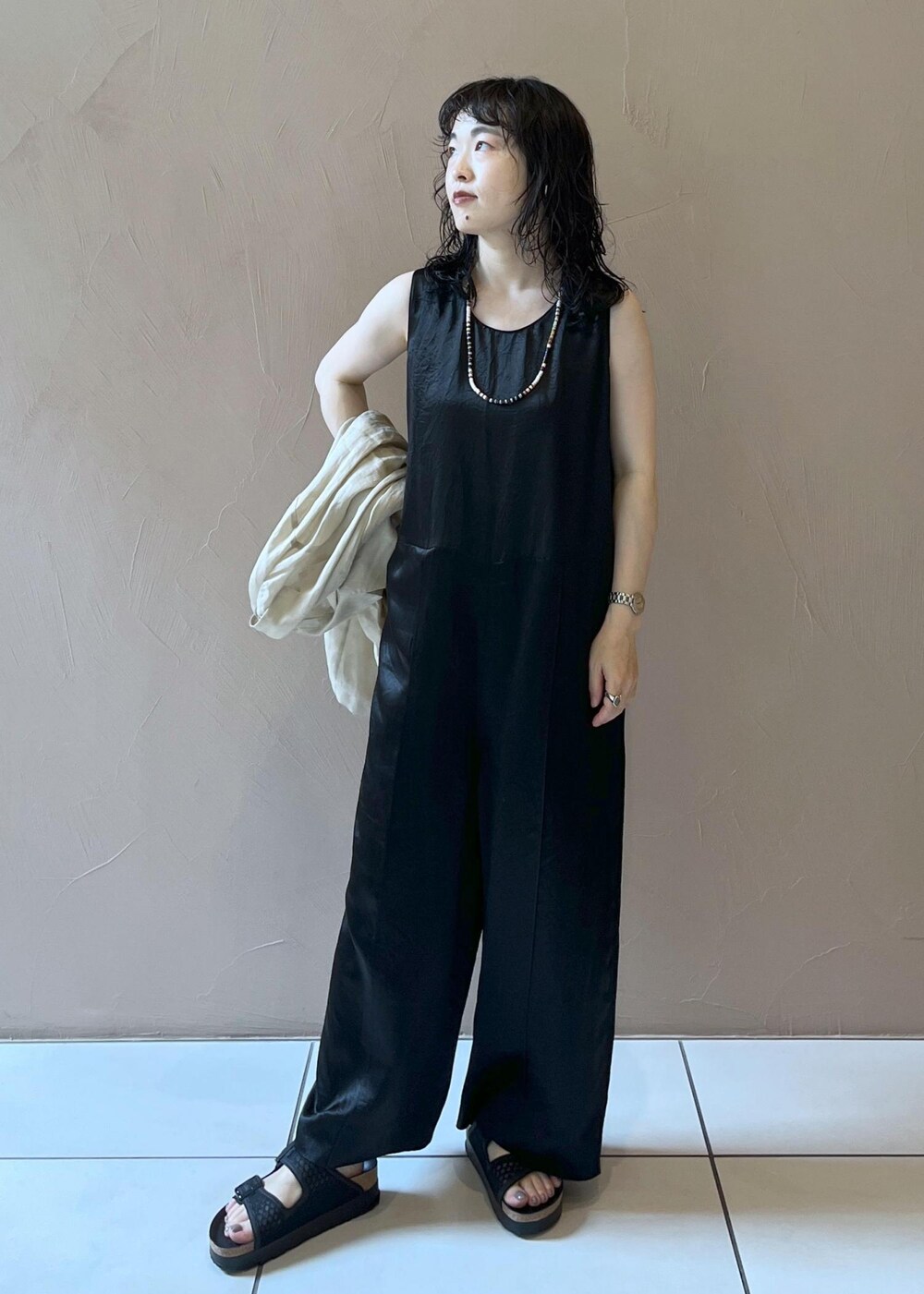 シルバー系のサンダル、ブラック系のつなぎ/オールインワン、ブルー系のシャツ/ブラウスを着用したレディースの夏コーディネートの9枚目の写真