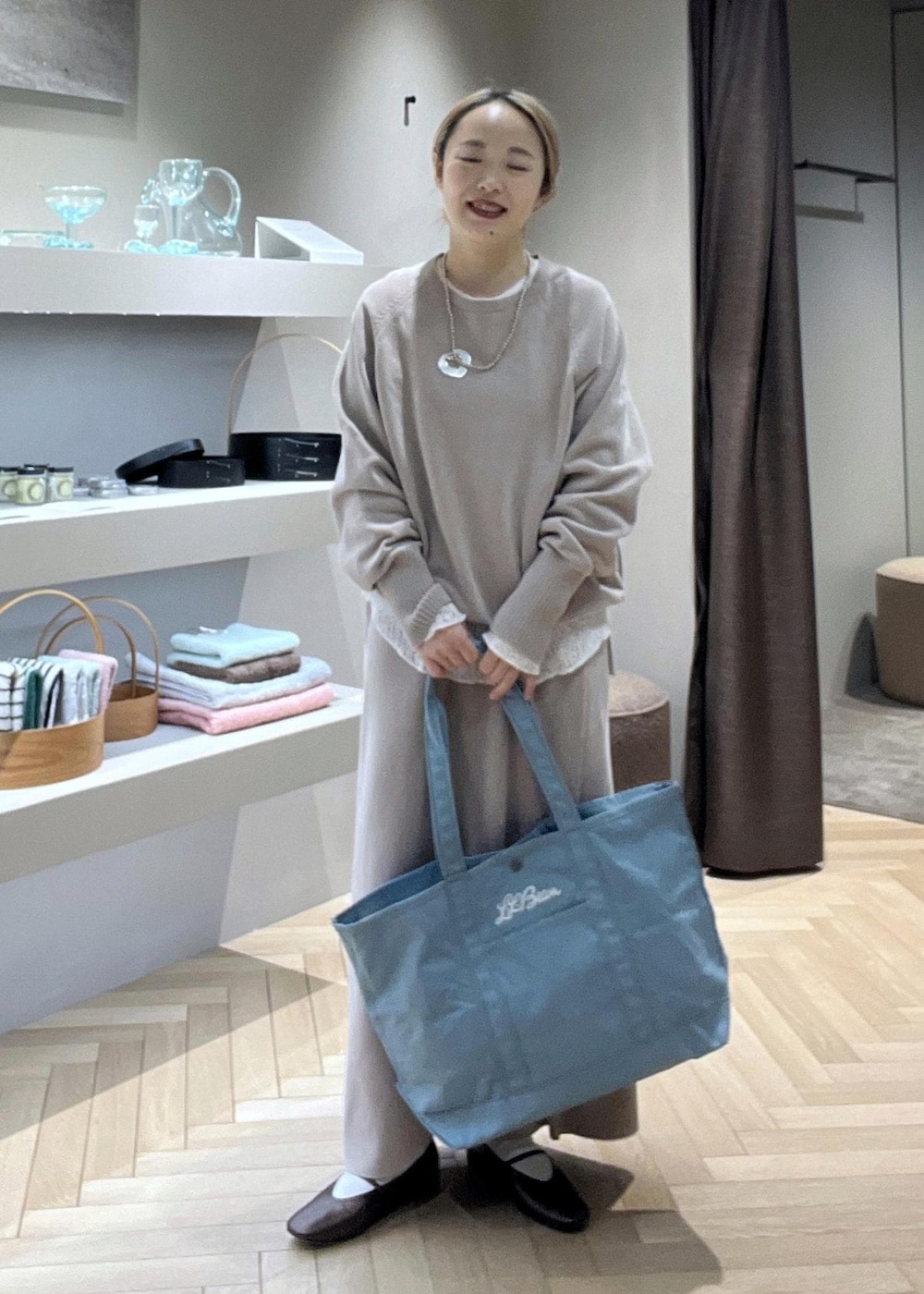 その他のパンプス、ホワイト系のTシャツ/カットソー、ベージュ系のニット/セーターを着用したレディースの冬コーディネートの3枚目の写真