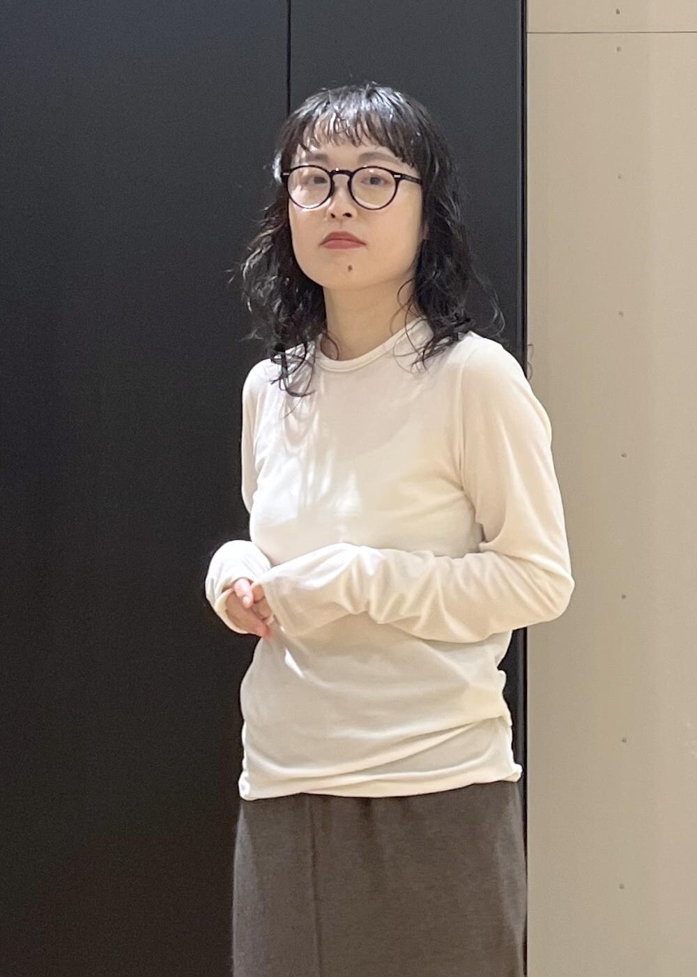 ブラック系のブーツ、イエロー系のワンピース、グレー系のブルゾンを着用したレディースの冬コーディネートの8枚目の写真