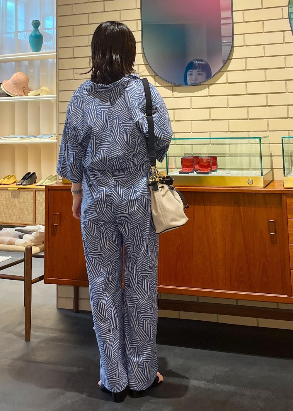 ブラック系のサンダル、ブルー系のつなぎ/オールインワン、グレー系のTシャツ/カットソーを着用したレディースの夏コーディネートの4枚目の写真