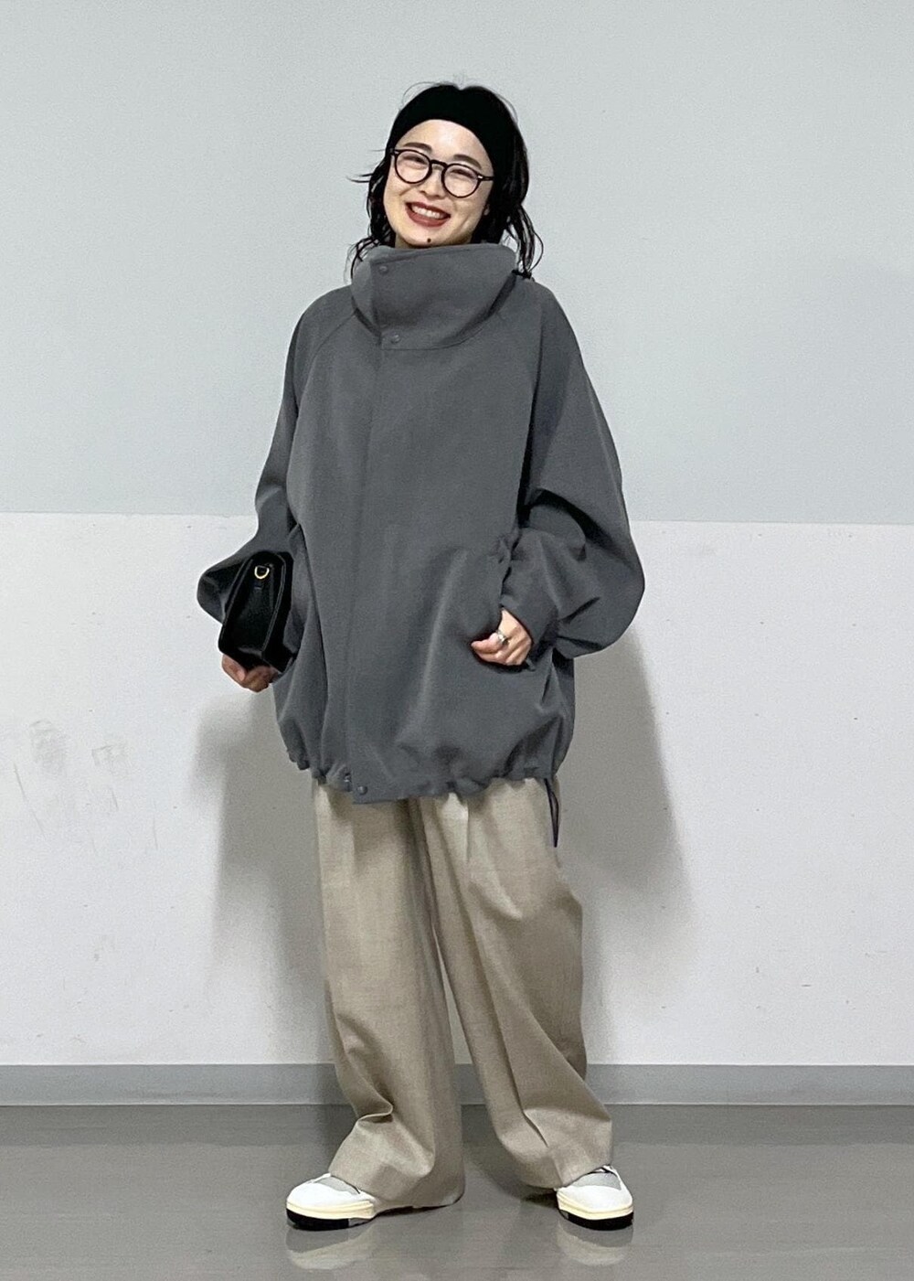 ホワイト系のTシャツ/カットソー、ホワイト系のTシャツ/カットソー、ブラック系のショルダーバッグを着用したレディースの秋コーディネートの3枚目の写真