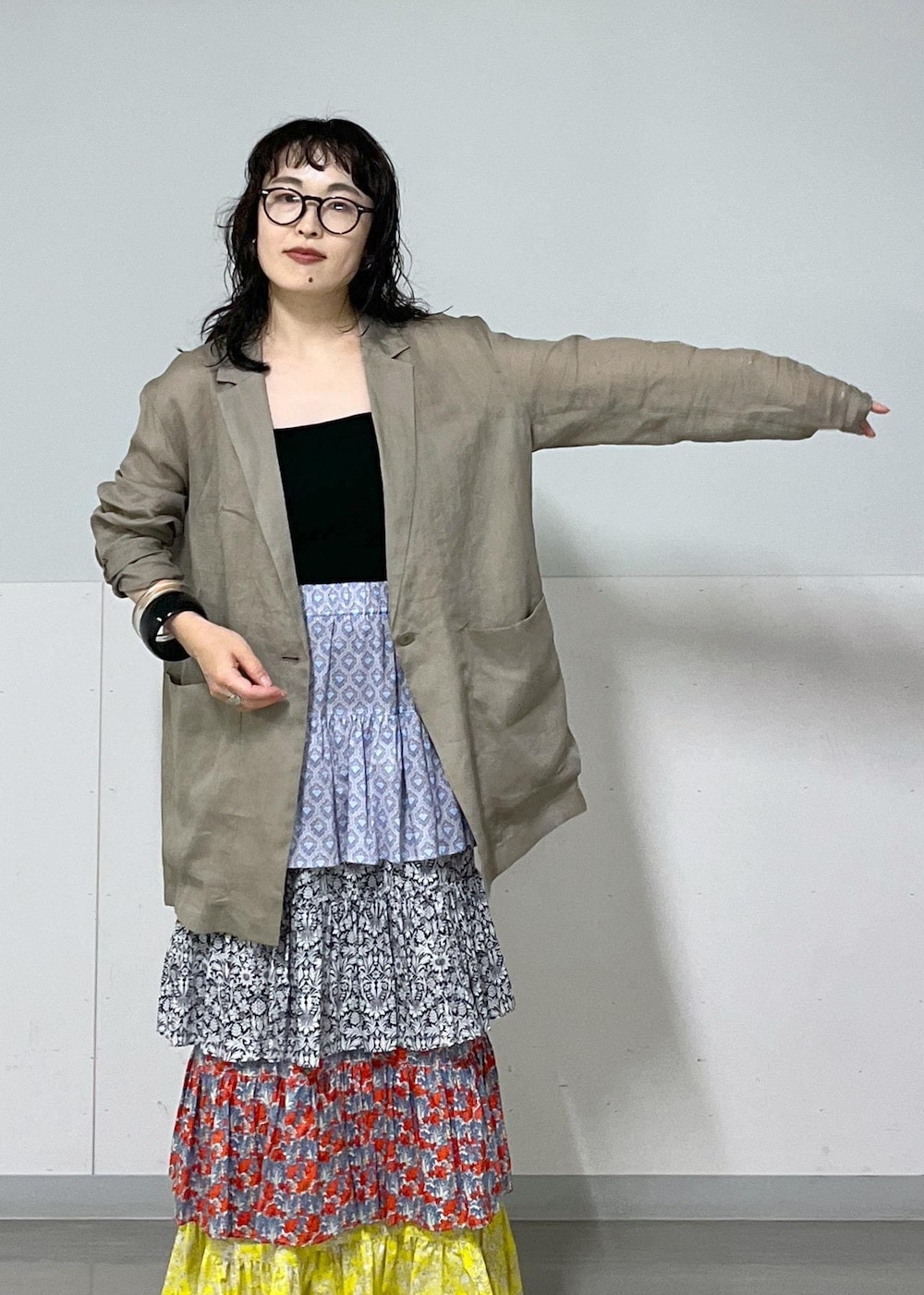 ブラック系のチューブトップ、ブラック系のサンダル、その他のスカートを着用したレディースの夏コーディネートの2枚目の写真