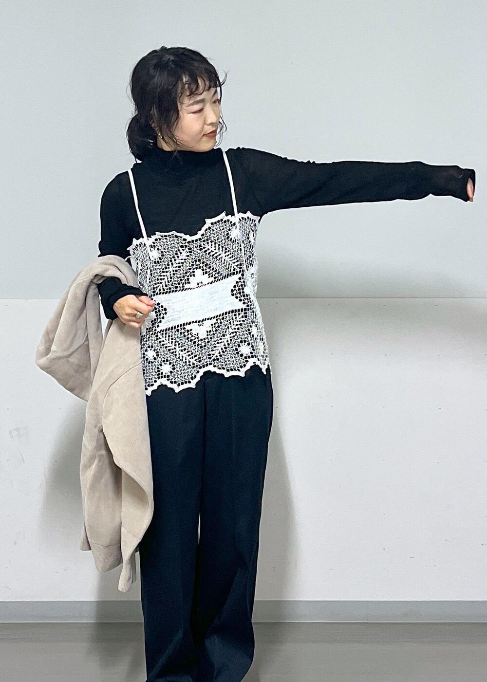 ブラック系のTシャツ/カットソー、ブラック系のその他パンツ、ベージュ系のパーカーを着用したレディースの夏コーディネートの5枚目の写真