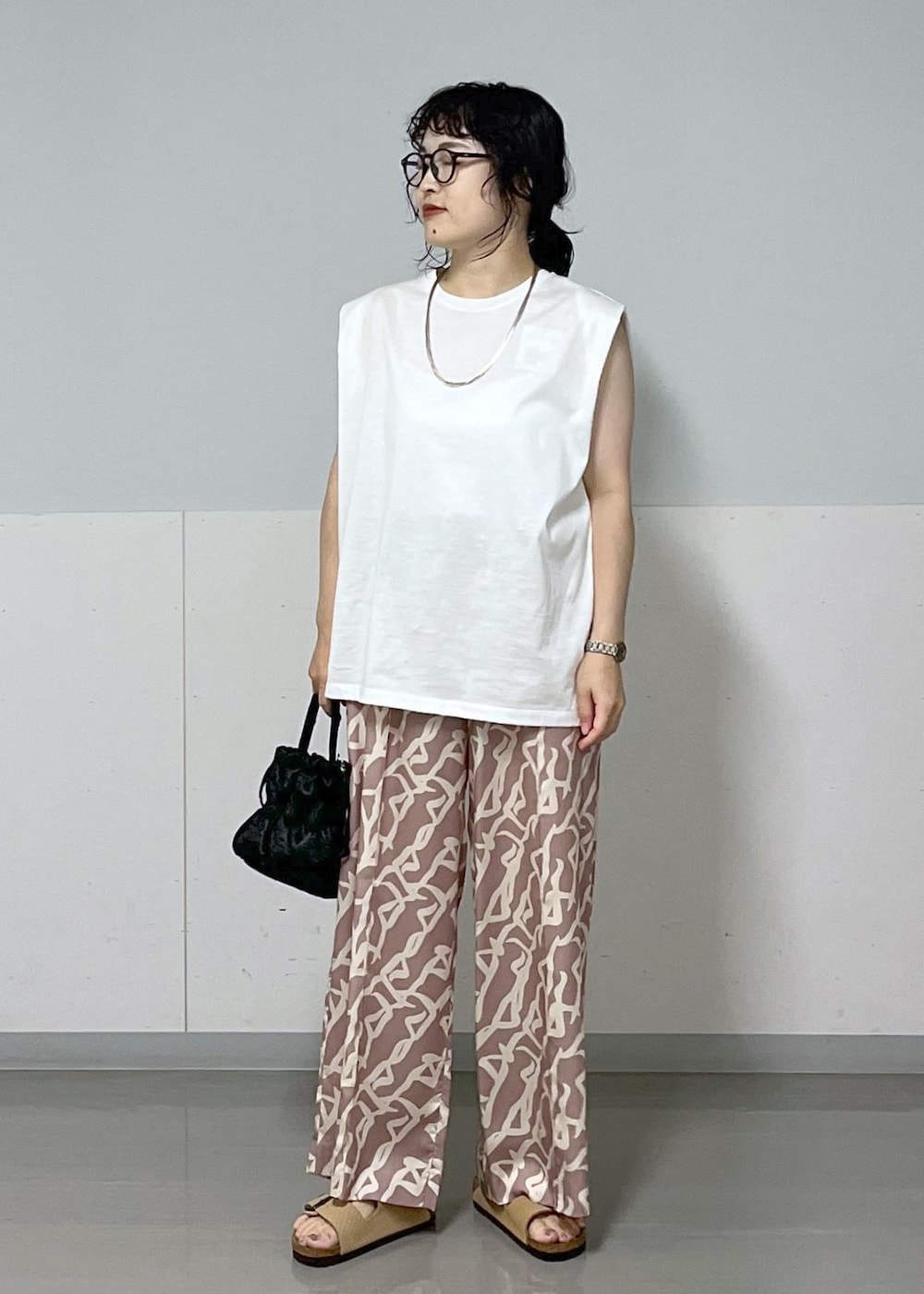 イエロー系のその他パンツ、ホワイト系のTシャツ/カットソー、ホワイト系のスカートを着用したレディースの夏コーディネートの6枚目の写真