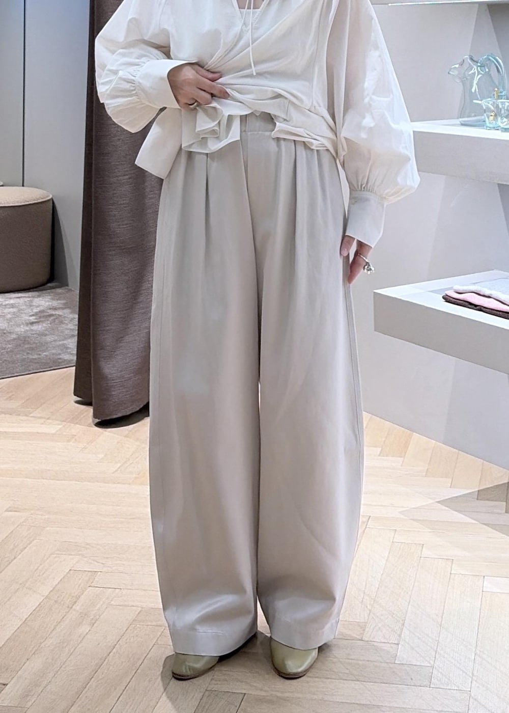 ホワイト系のその他パンツ、ホワイト系のカーディガン/ボレロ、ブラック系のトートバッグを着用したレディースの夏コーディネートの5枚目の写真