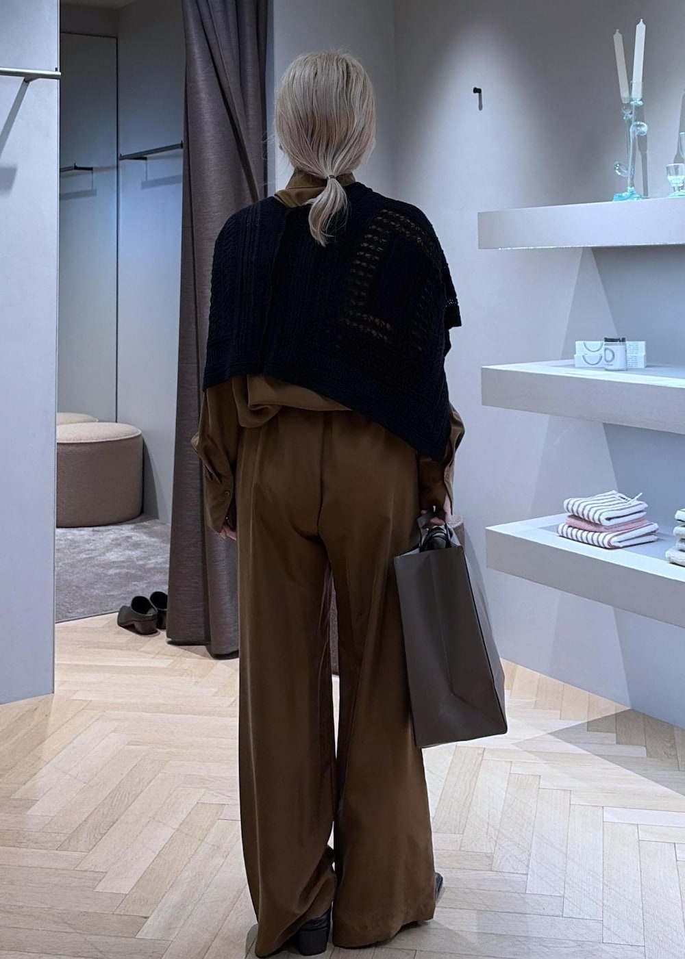 ブラウン系のその他パンツ、ブラウン系のシャツ/ブラウス、ブラック系のその他シューズを着用したレディースの秋コーディネートの4枚目の写真