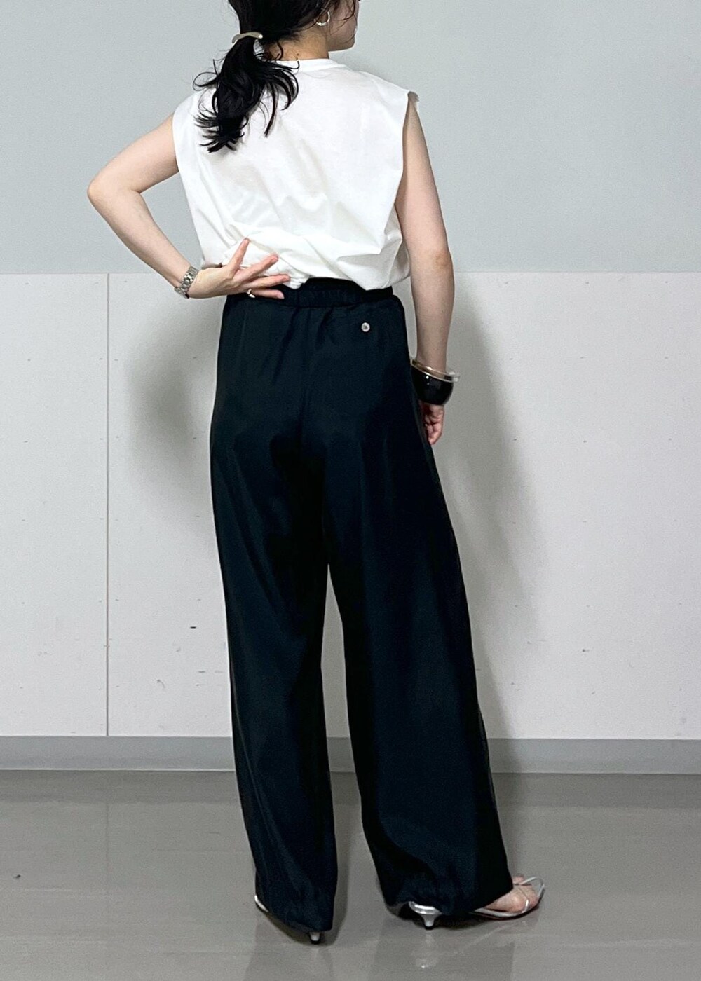 シルバー系のサンダル、ホワイト系のTシャツ/カットソー、ブラック系のその他パンツを着用したレディースの夏コーディネートの8枚目の写真