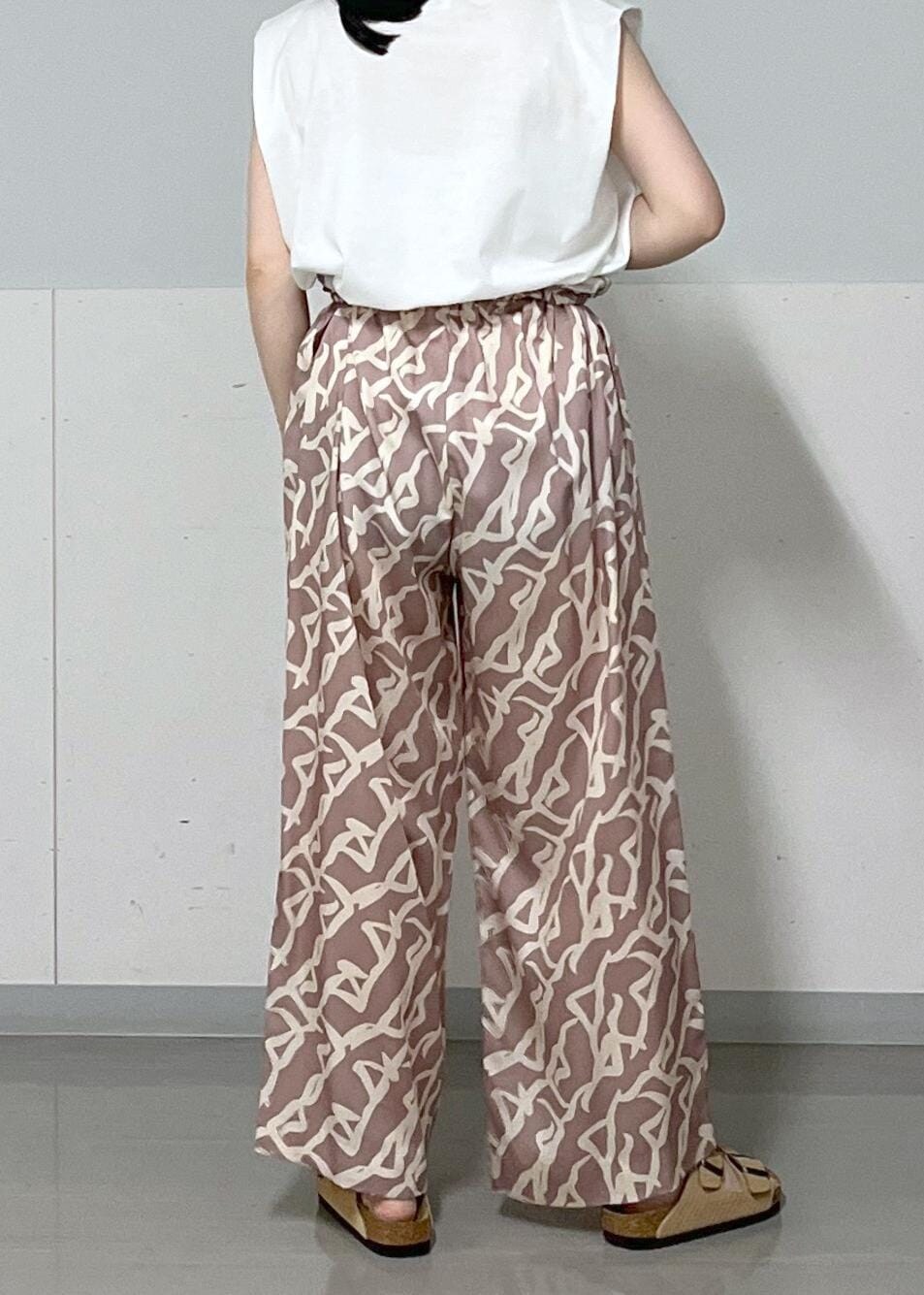 イエロー系のその他パンツ、ホワイト系のTシャツ/カットソー、ホワイト系のスカートを着用したレディースの夏コーディネートの5枚目の写真