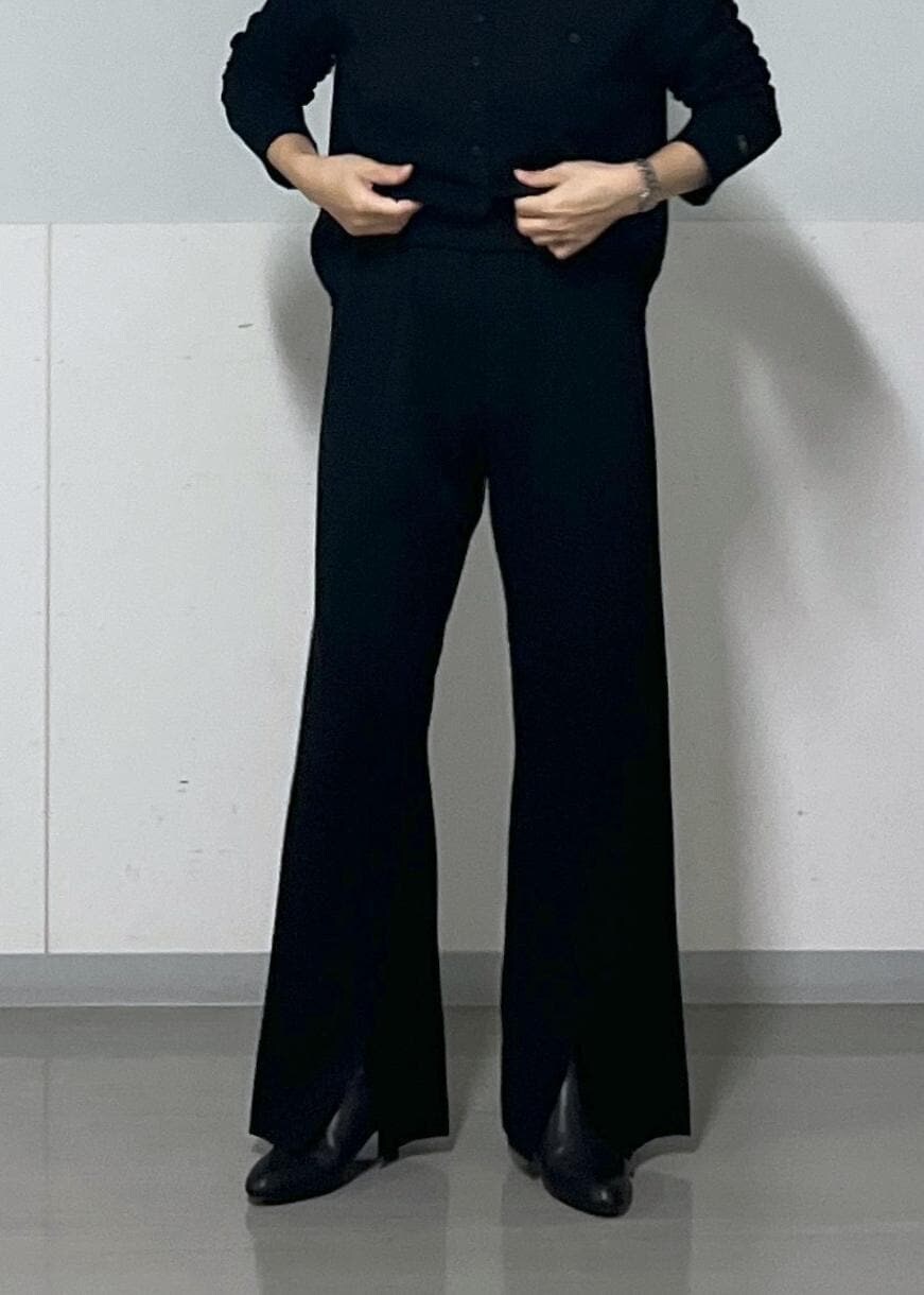 ブラック系のブーツ、グレー系のスカート、ブラック系のカーディガン/ボレロを着用したレディースの秋コーディネートの8枚目の写真