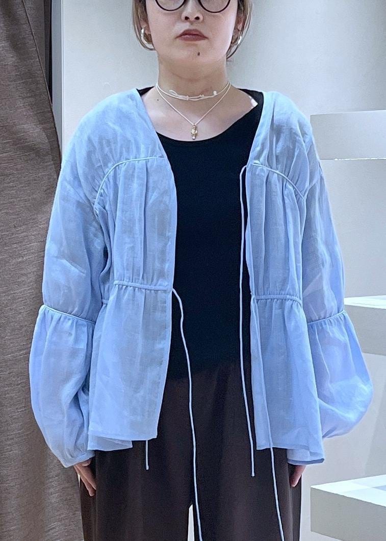 ブラック系のショルダーバッグ、ブラウン系のその他パンツ、ブルー系のニット/セーターを着用したレディースの春コーディネートの3枚目の写真