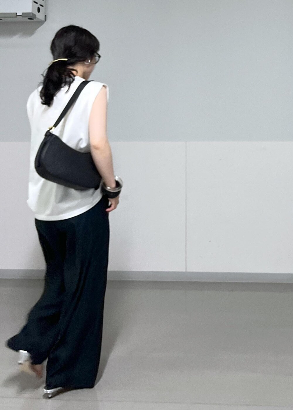 シルバー系のサンダル、ホワイト系のTシャツ/カットソー、ブラック系のその他パンツを着用したレディースの夏コーディネートの3枚目の写真