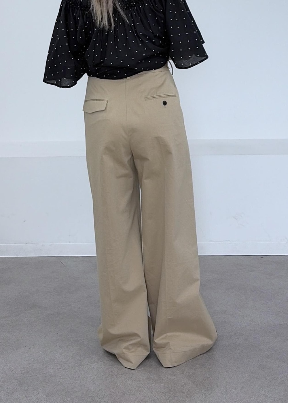 ベージュ系のその他パンツ、ブラック系のシャツ/ブラウス、イエロー系のステンカラーコートを着用したレディースの夏コーディネートの10枚目の写真