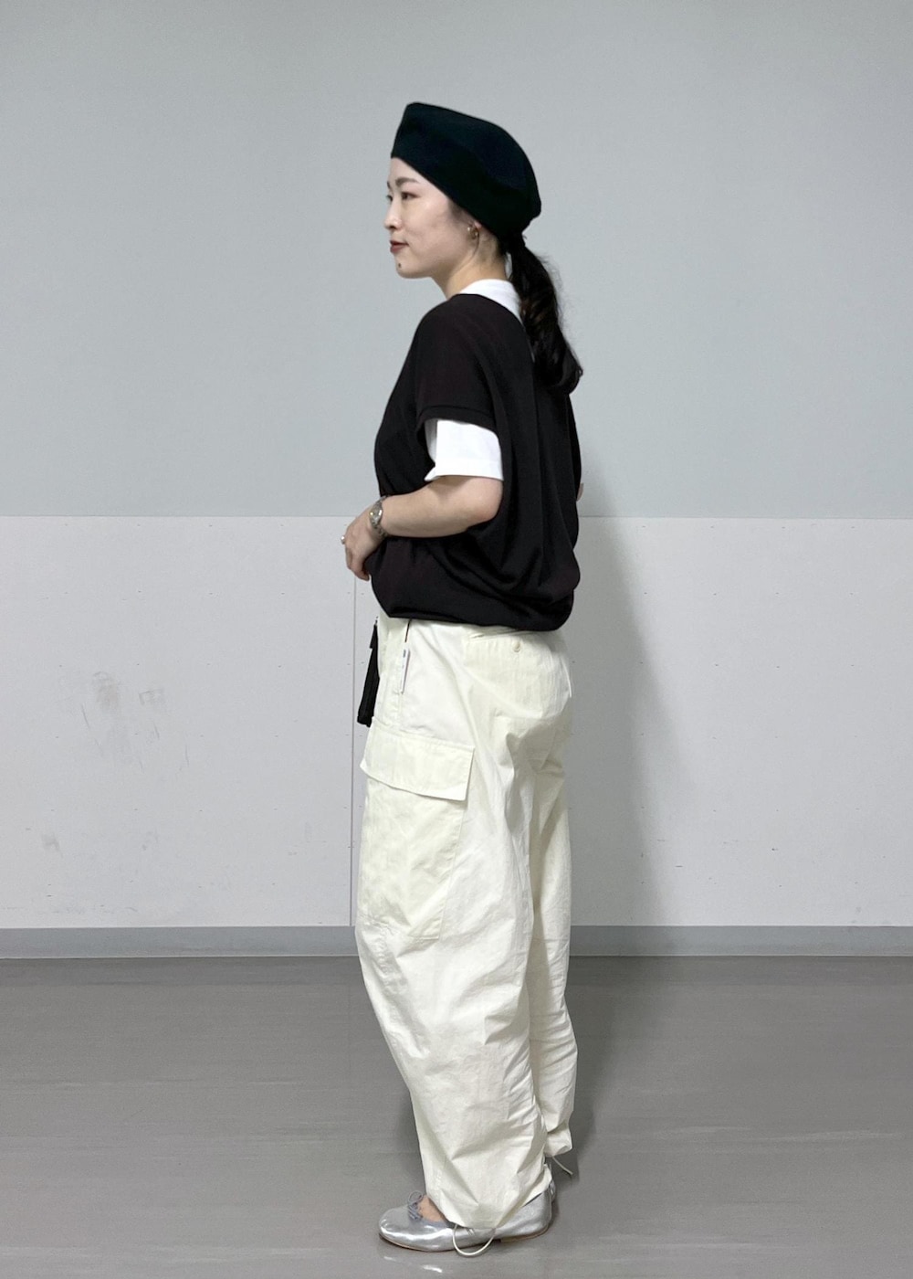 ホワイト系のTシャツ/カットソー、ブラウン系のニット/セーター、ブラック系のトートバッグを着用したレディースの夏コーディネートの3枚目の写真