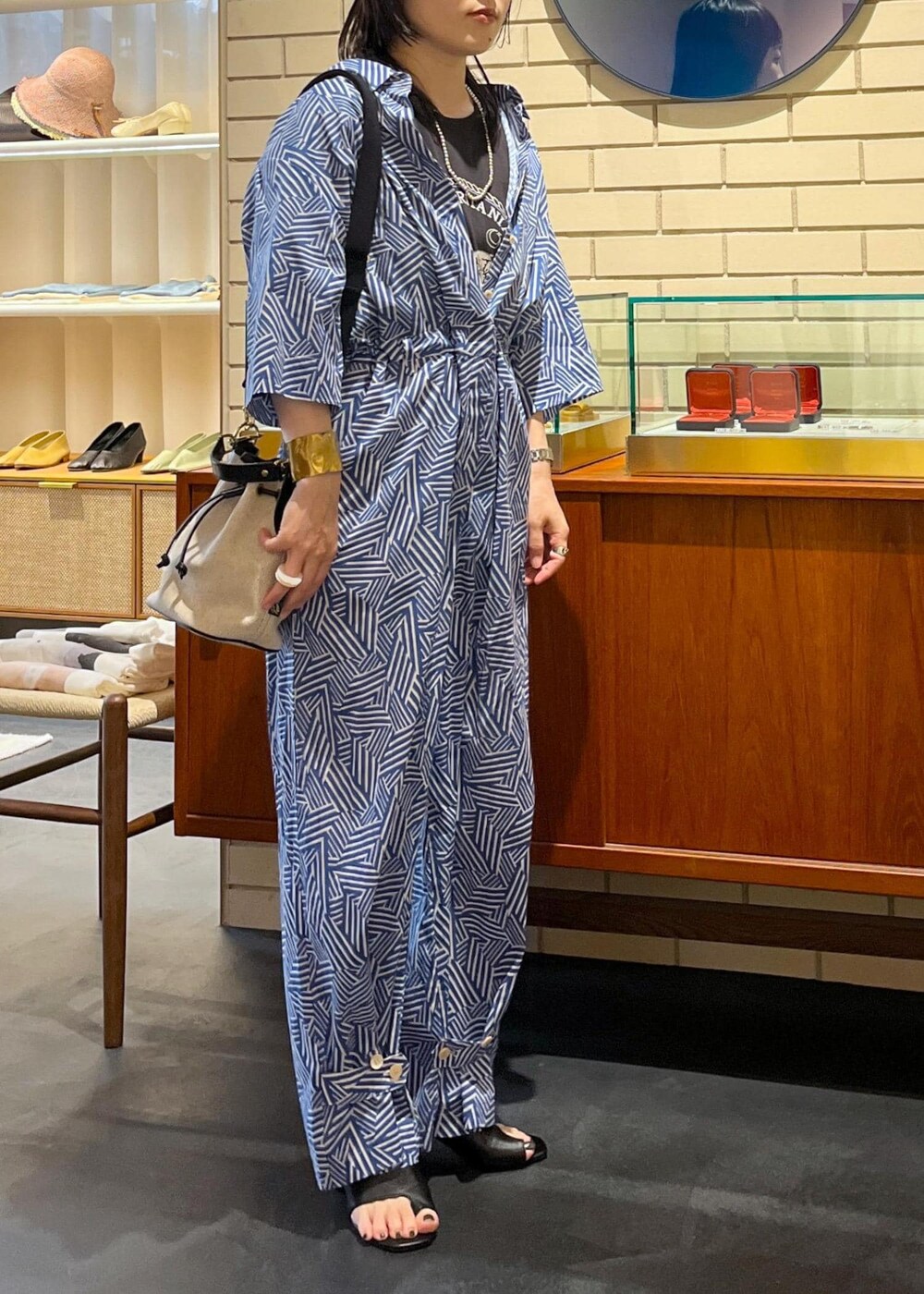 ブラック系のサンダル、グレー系のタンクトップ、ブルー系のつなぎ/オールインワンを着用したレディースの夏コーディネートの5枚目の写真