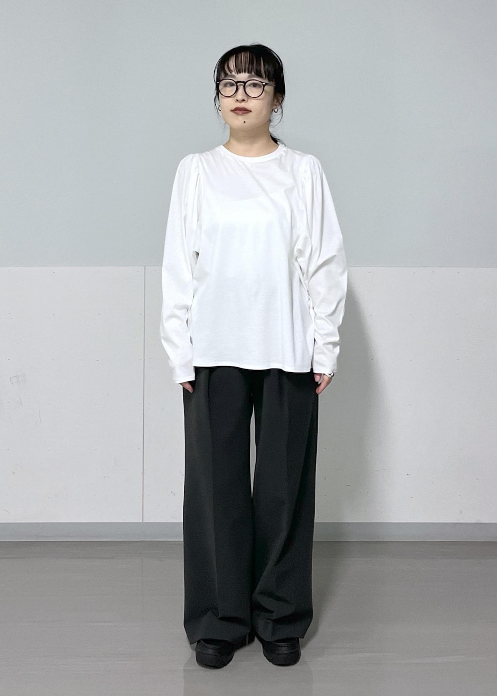 グレー系のその他パンツ、ブラック系のハンドバッグ、ホワイト系のTシャツ/カットソーを着用したレディースの秋コーディネートの7枚目の写真