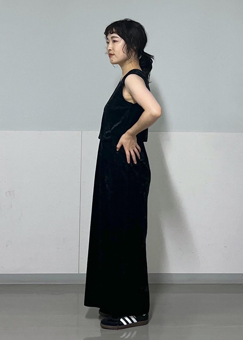 ブラック系のスカート、ブルー系のシャツ/ブラウス、ブラック系のタンクトップを着用したレディースの夏コーディネートの7枚目の写真