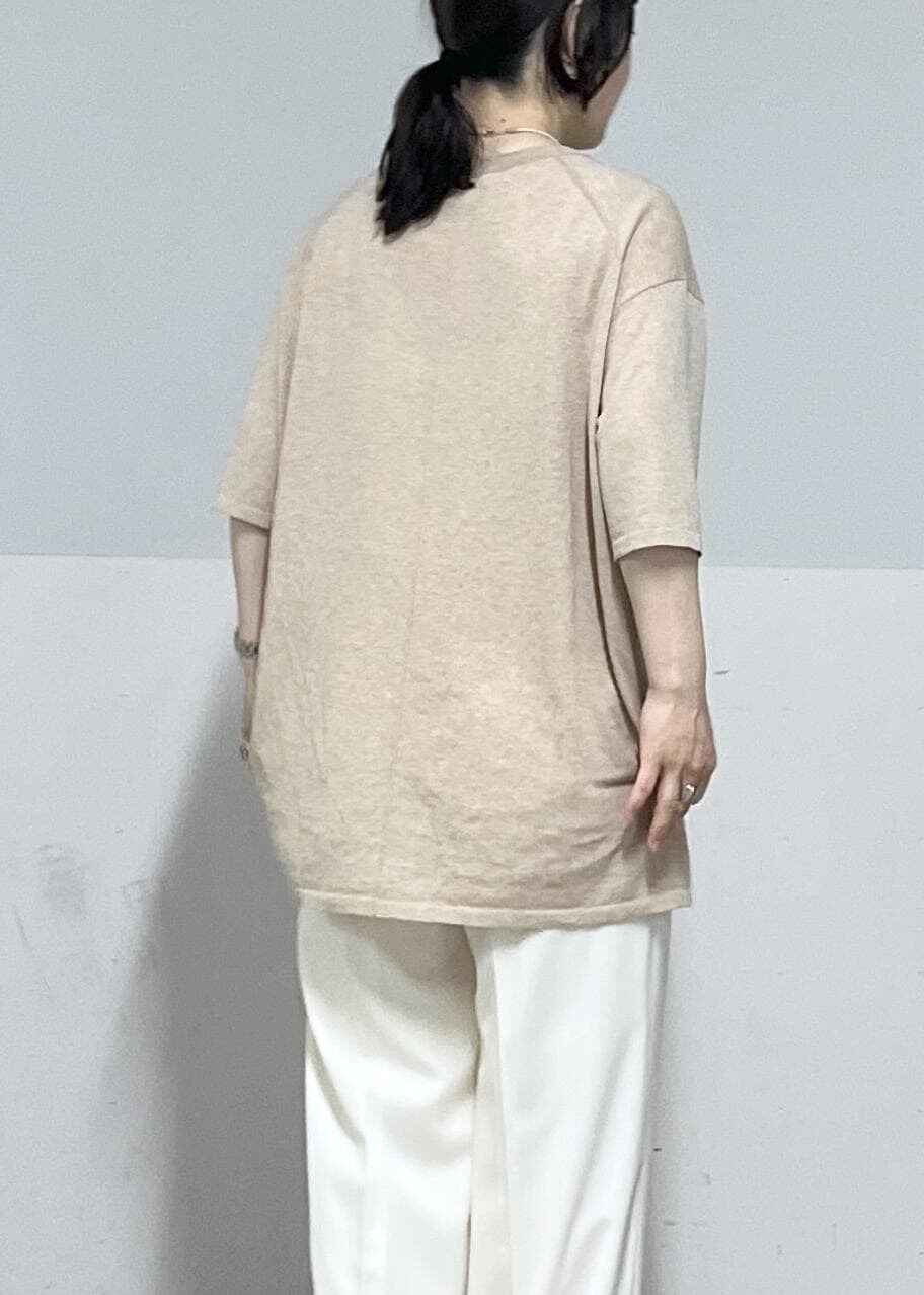 ホワイト系のその他パンツ、ホワイト系のボストンバッグ、ベージュ系のTシャツ/カットソーを着用したレディースの春コーディネートの7枚目の写真