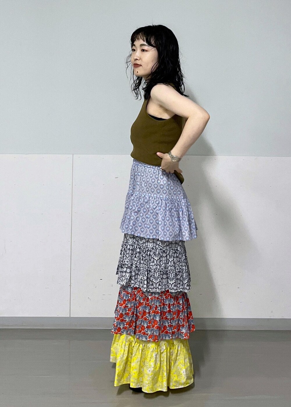 ブラック系のチューブトップ、ブラック系のハンドバッグ、その他のスカートを着用したレディースの夏コーディネートの6枚目の写真