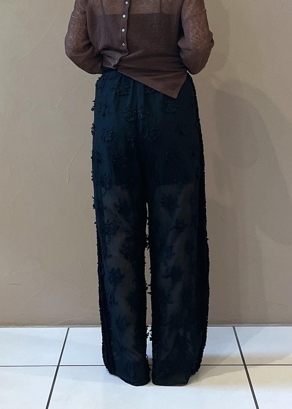 ブラック系のサンダル、ブルー系のカーディガン/ボレロ、ベージュ系のボストンバッグを着用したレディースの夏コーディネートの8枚目の写真