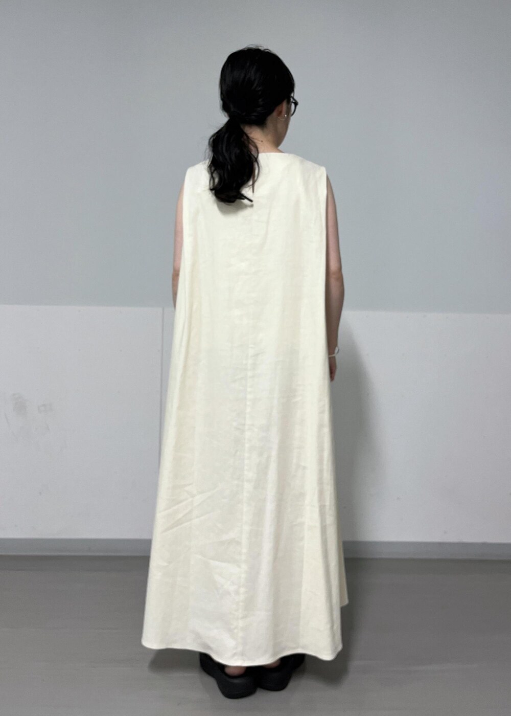 「ZOZO別注、カーディガン、シアー、TEVA、テバ、サンダル、スポーツサンダル、低身長、23SS夏の新作、SALON adam et ropé、ワンピース」｜「SALON adam et rope'の[ご好評につき新色追加！]【洗える】Vネックシアーカーディガン（カーディガン/ボレロ、ブラック系）」を使った、kinoさん（レディース・152cm）の夏コーディネートの6枚目の写真