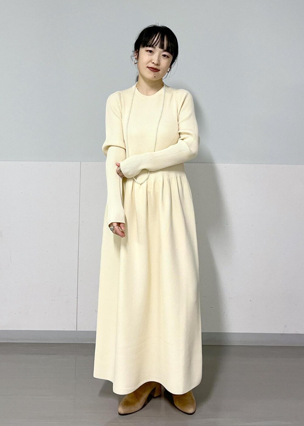 ブラウン系のブーツ、グレー系のMA-1、ホワイト系のワンピースを着用したレディースの冬コーディネートの7枚目の写真