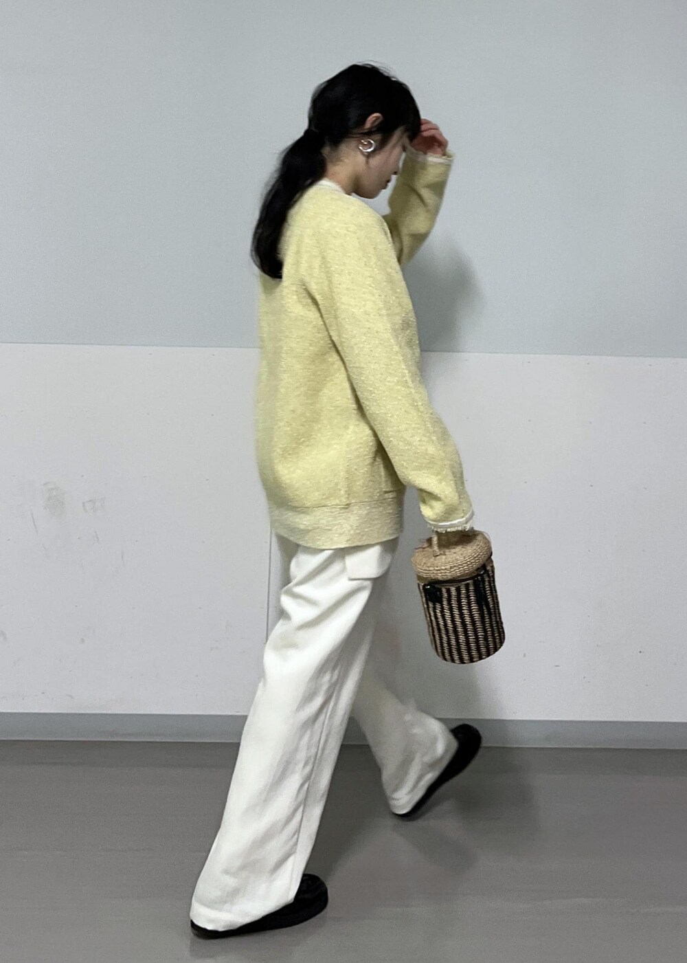 ホワイト系のカーゴパンツ、ホワイト系のTシャツ/カットソー、イエロー系のカーディガン/ボレロを着用したレディースの冬コーディネートの4枚目の写真