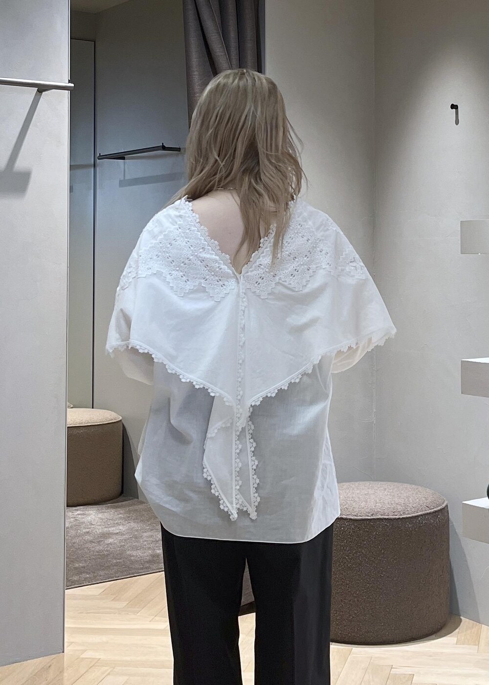 ブラック系のスラックス、ブラック系のパンプス、ホワイト系のシャツ/ブラウスを着用したレディースの冬コーディネートの6枚目の写真