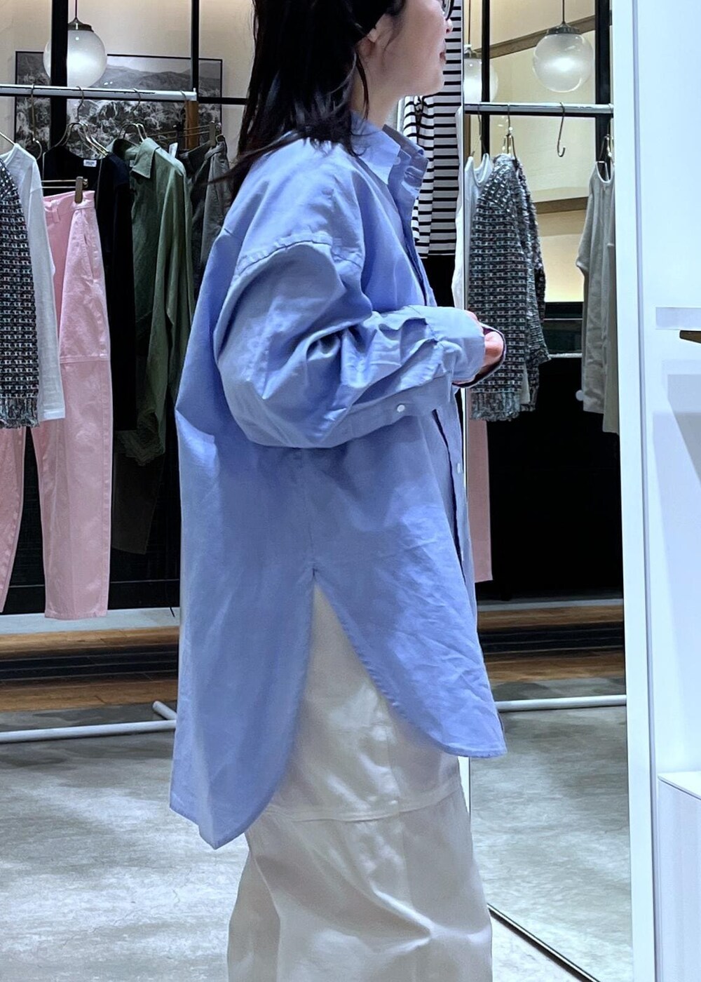 グレー系のスラックス、ベージュ系のブルゾン、ブラック系のパンプスを着用したレディースの春コーディネートの8枚目の写真