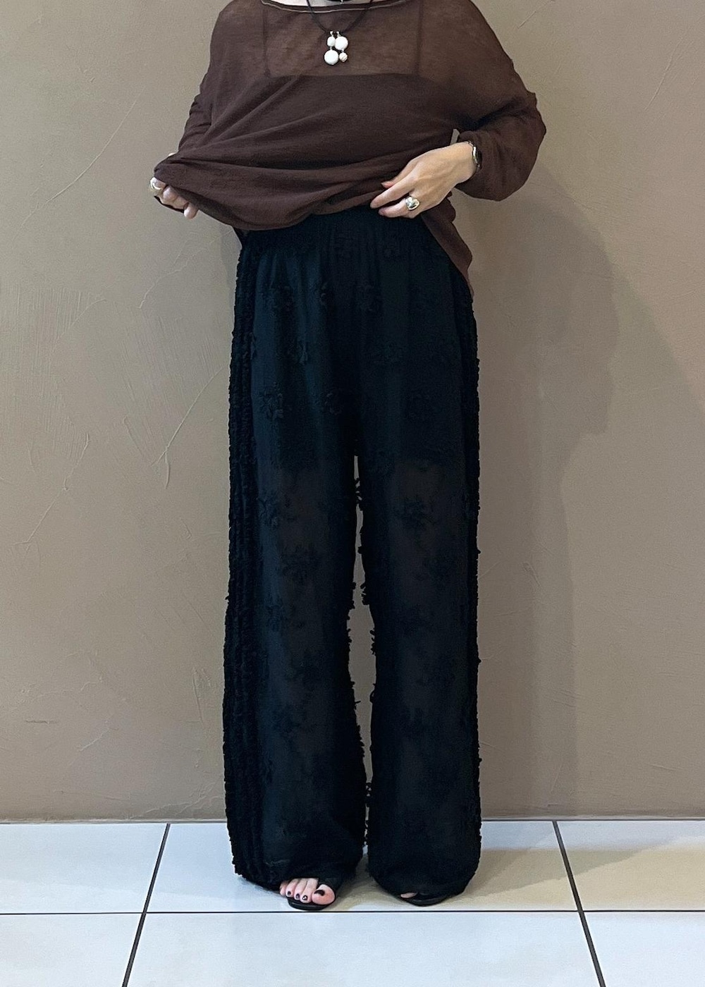 ブラック系のサンダル、ブルー系のカーディガン/ボレロ、ベージュ系のボストンバッグを着用したレディースの夏コーディネートの6枚目の写真