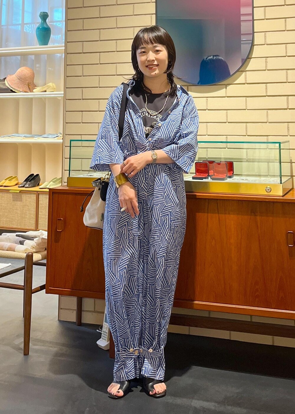 ブラック系のサンダル、グレー系のタンクトップ、ブルー系のつなぎ/オールインワンを着用したレディースの夏コーディネートの4枚目の写真