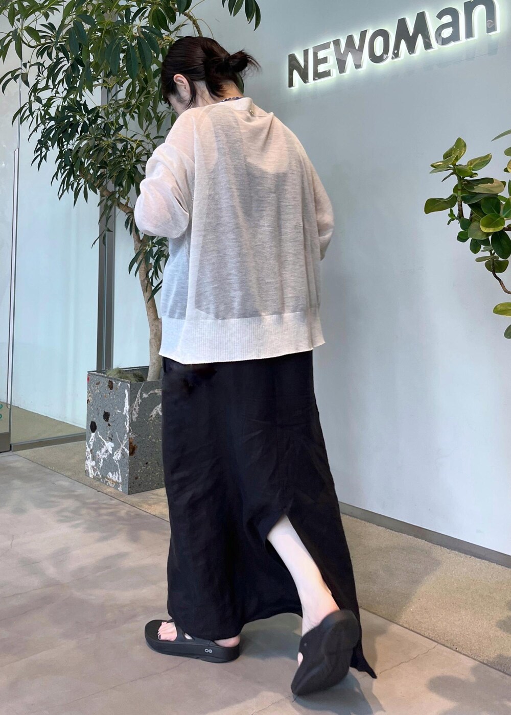 グレー系のカーディガン/ボレロ、ブラウン系のトートバッグ、ブラック系のジャンパースカートを着用したレディースの夏コーディネートの3枚目の写真