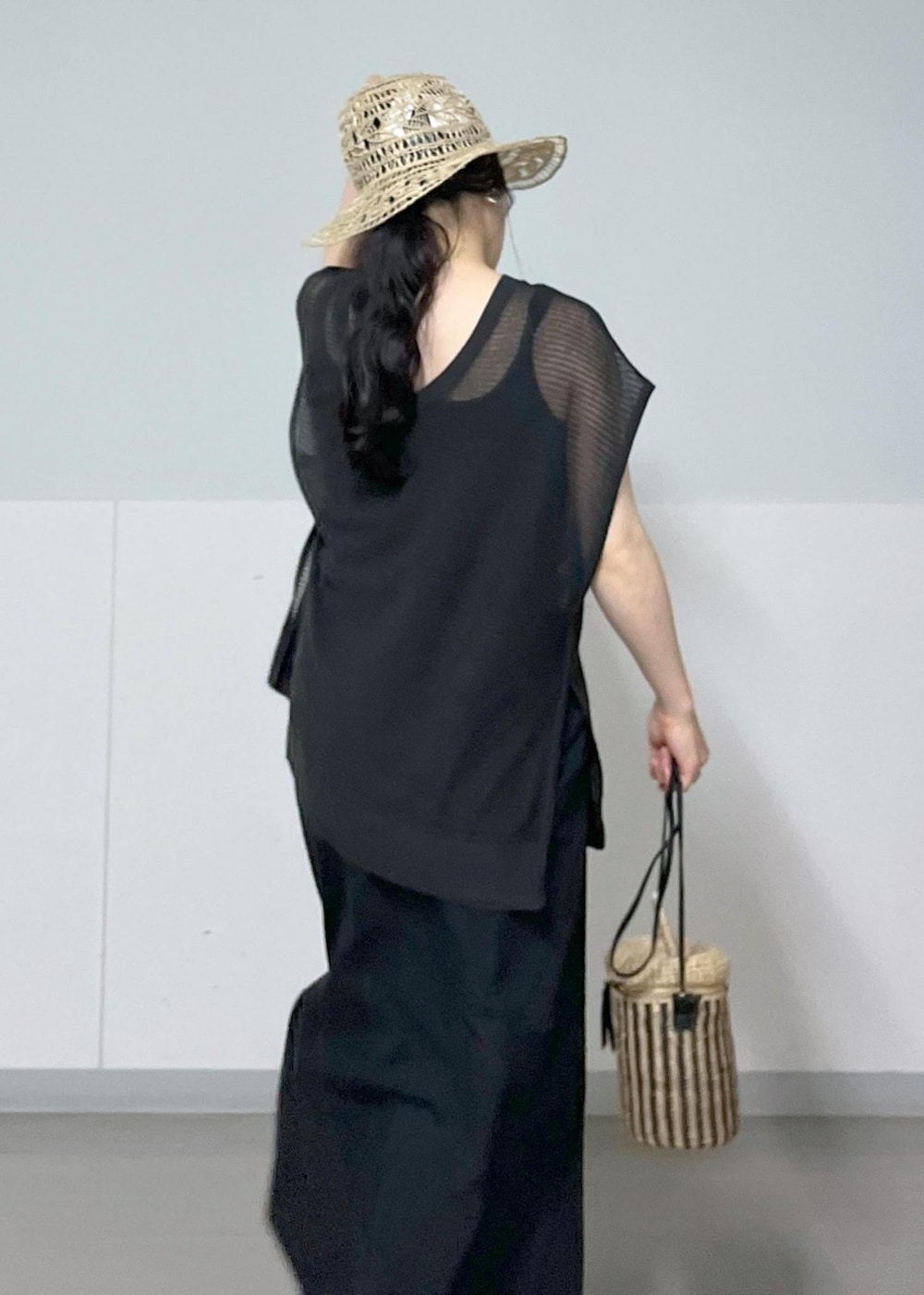 シルバー系のサンダル、ホワイト系のショルダーバッグ、ブラック系のタンクトップを着用したレディースの春コーディネートの3枚目の写真