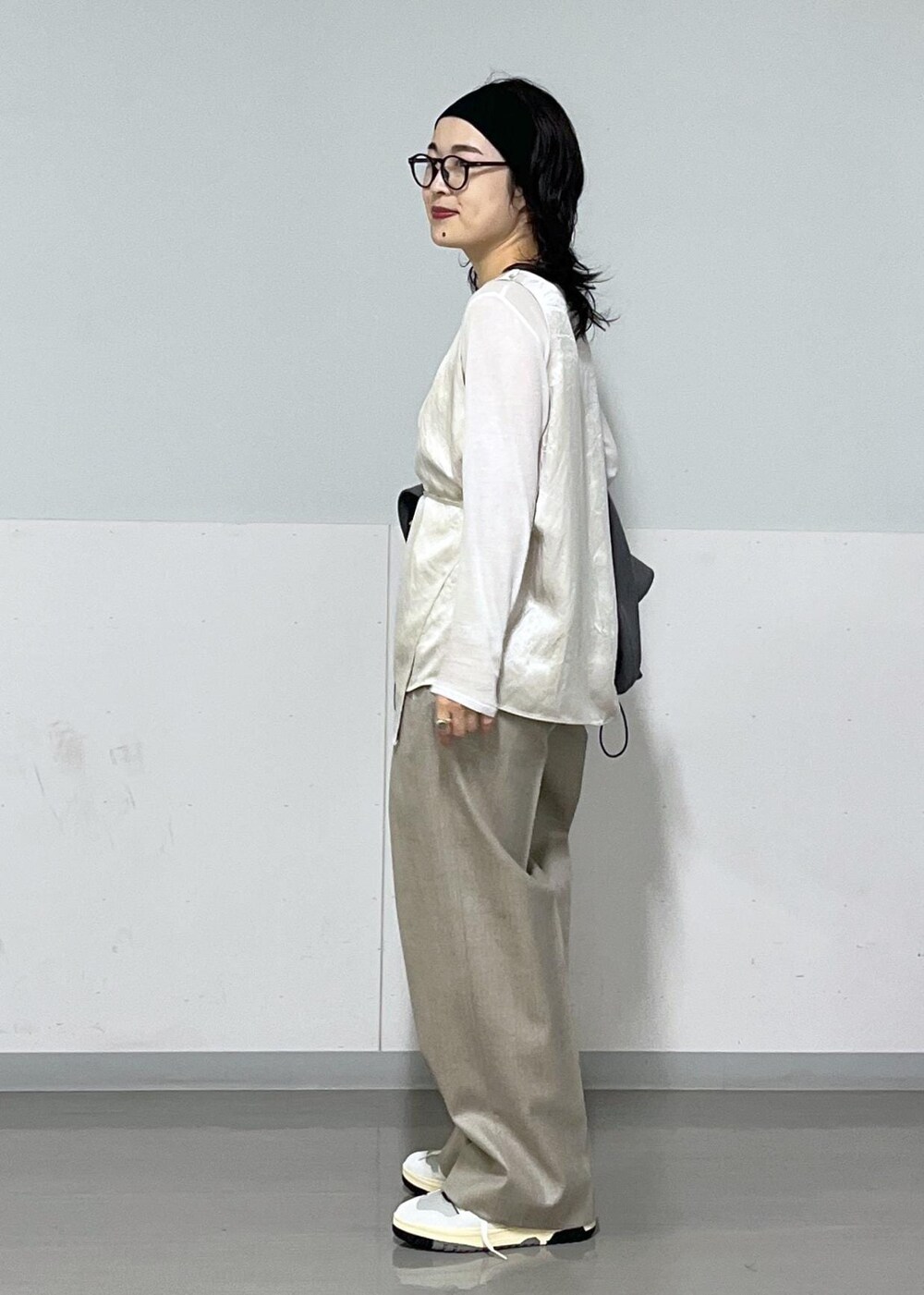 ホワイト系のTシャツ/カットソー、ホワイト系のTシャツ/カットソー、ブラック系のショルダーバッグを着用したレディースの秋コーディネートの7枚目の写真