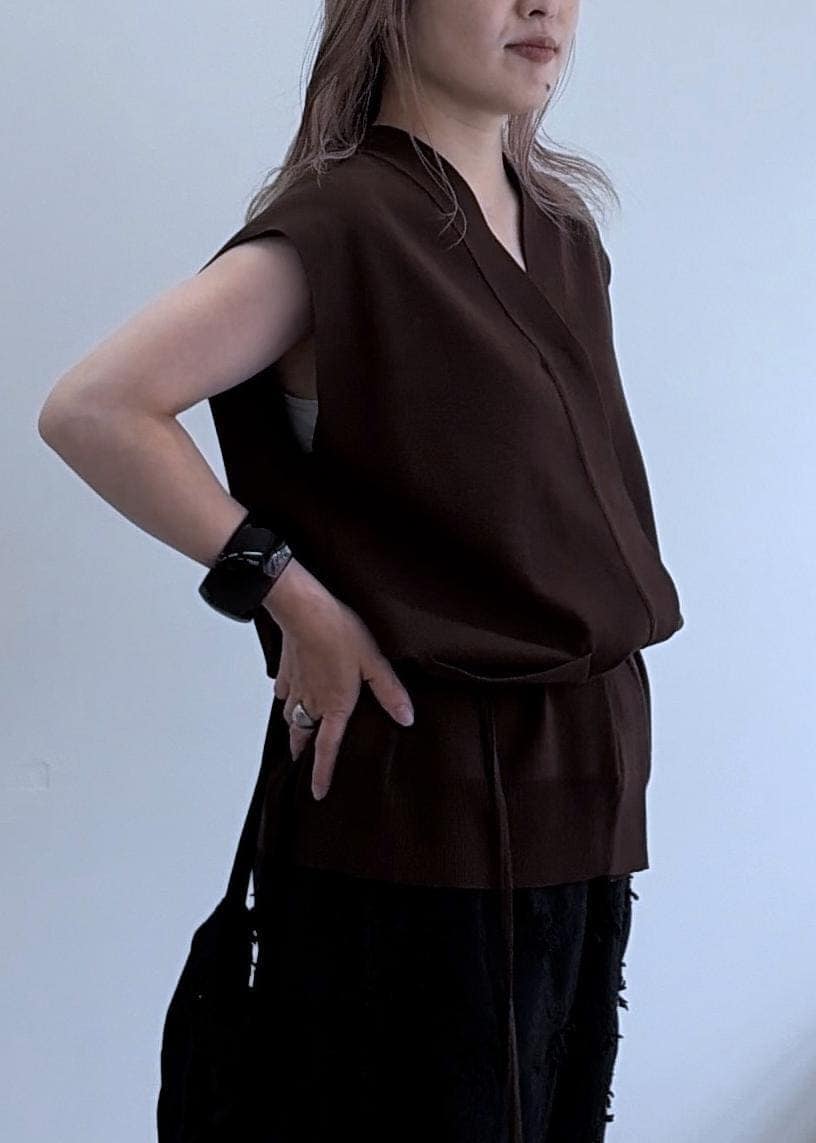ブラック系のベスト、ブラック系のその他パンツ、ブラック系のトートバッグを着用したレディースの夏コーディネートの4枚目の写真