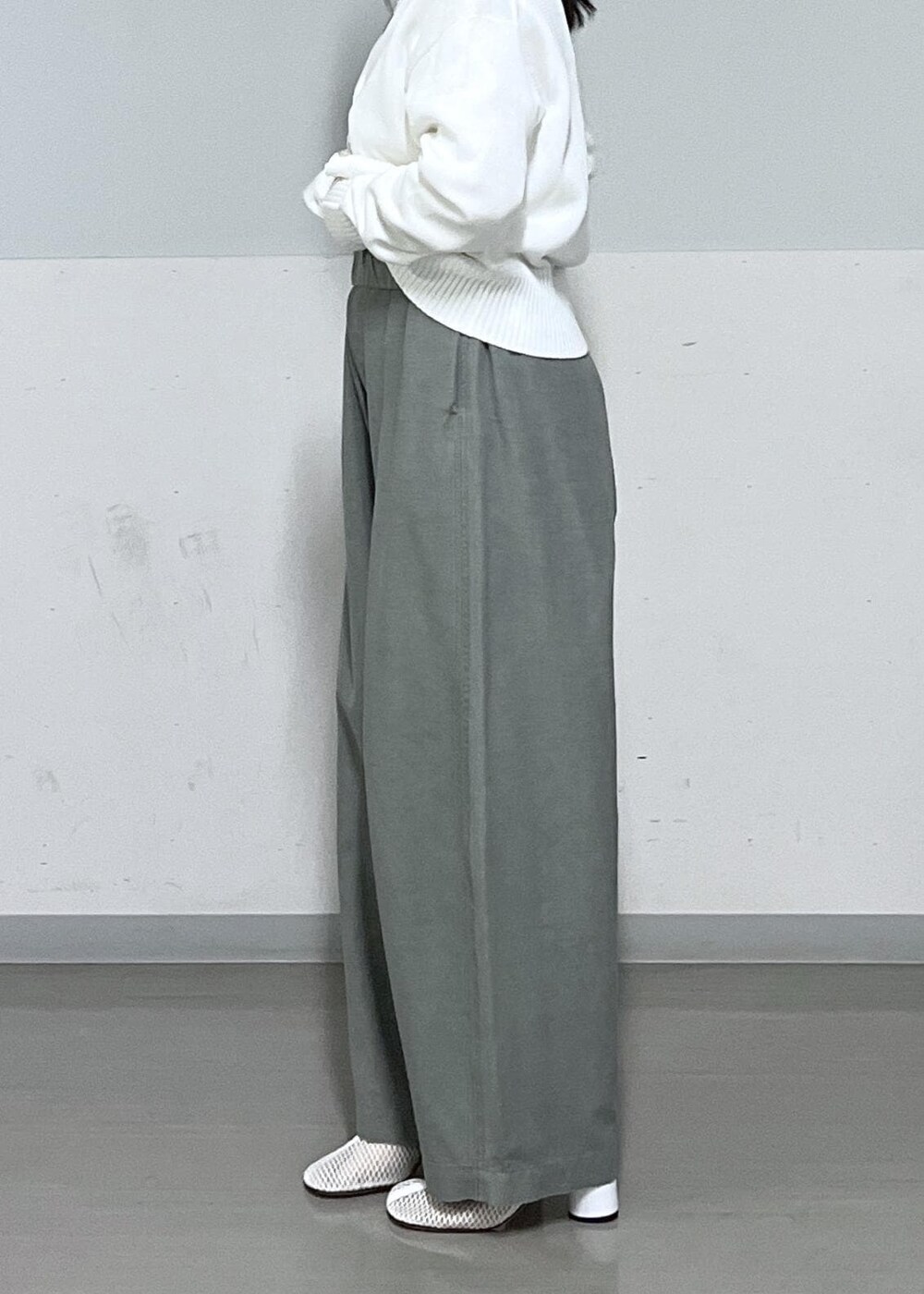 ブラック系のショルダーバッグ、グリーン系のブルゾン、グリーン系のその他パンツを着用したレディースの春コーディネートの9枚目の写真