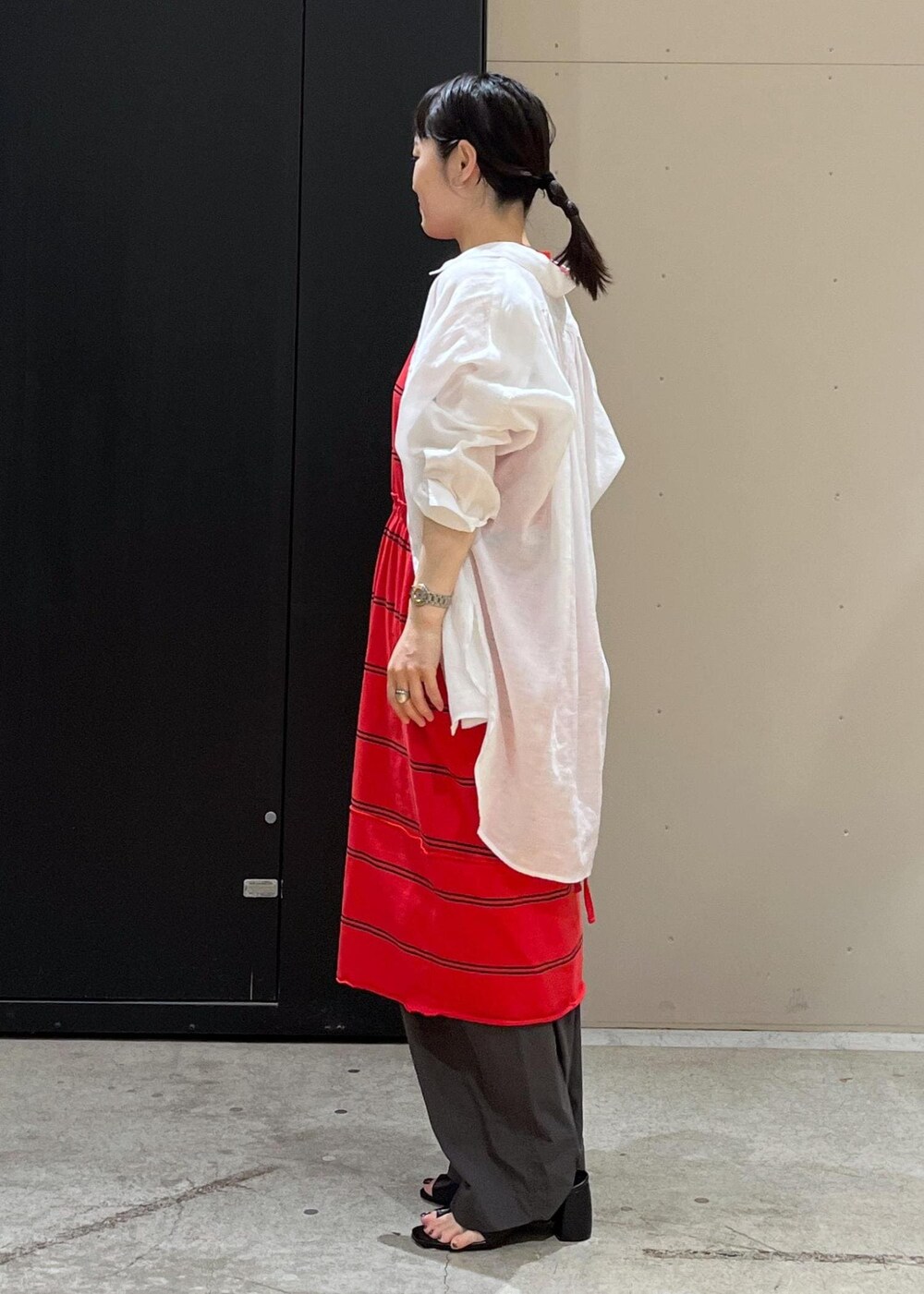 ブラック系のキャミソール、ホワイト系のシャツ/ブラウス、ブラック系のサンダルを着用したレディースの春コーディネートの2枚目の写真