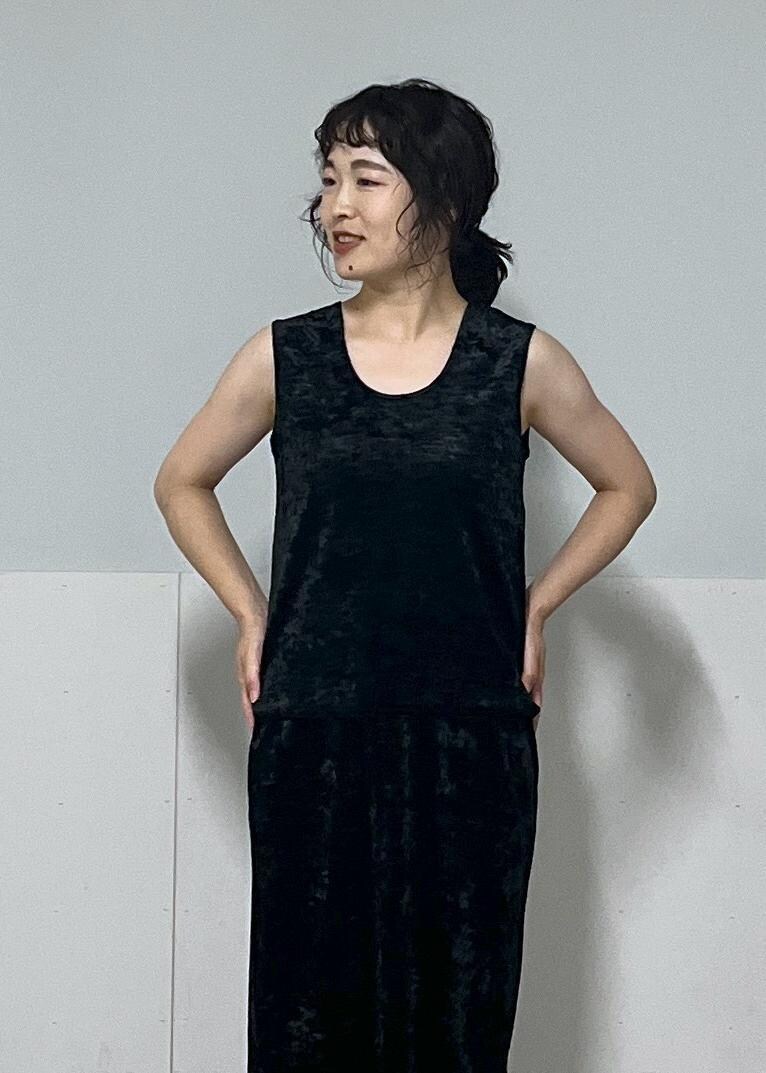 ブラック系のスカート、ブルー系のシャツ/ブラウス、ブラック系のタンクトップを着用したレディースの夏コーディネートの9枚目の写真