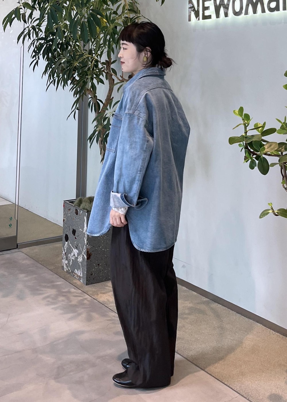 ホワイト系のその他トップス、ブラウン系のその他パンツ、ブルー系のシャツ/ブラウスを着用したレディースの夏コーディネートの2枚目の写真