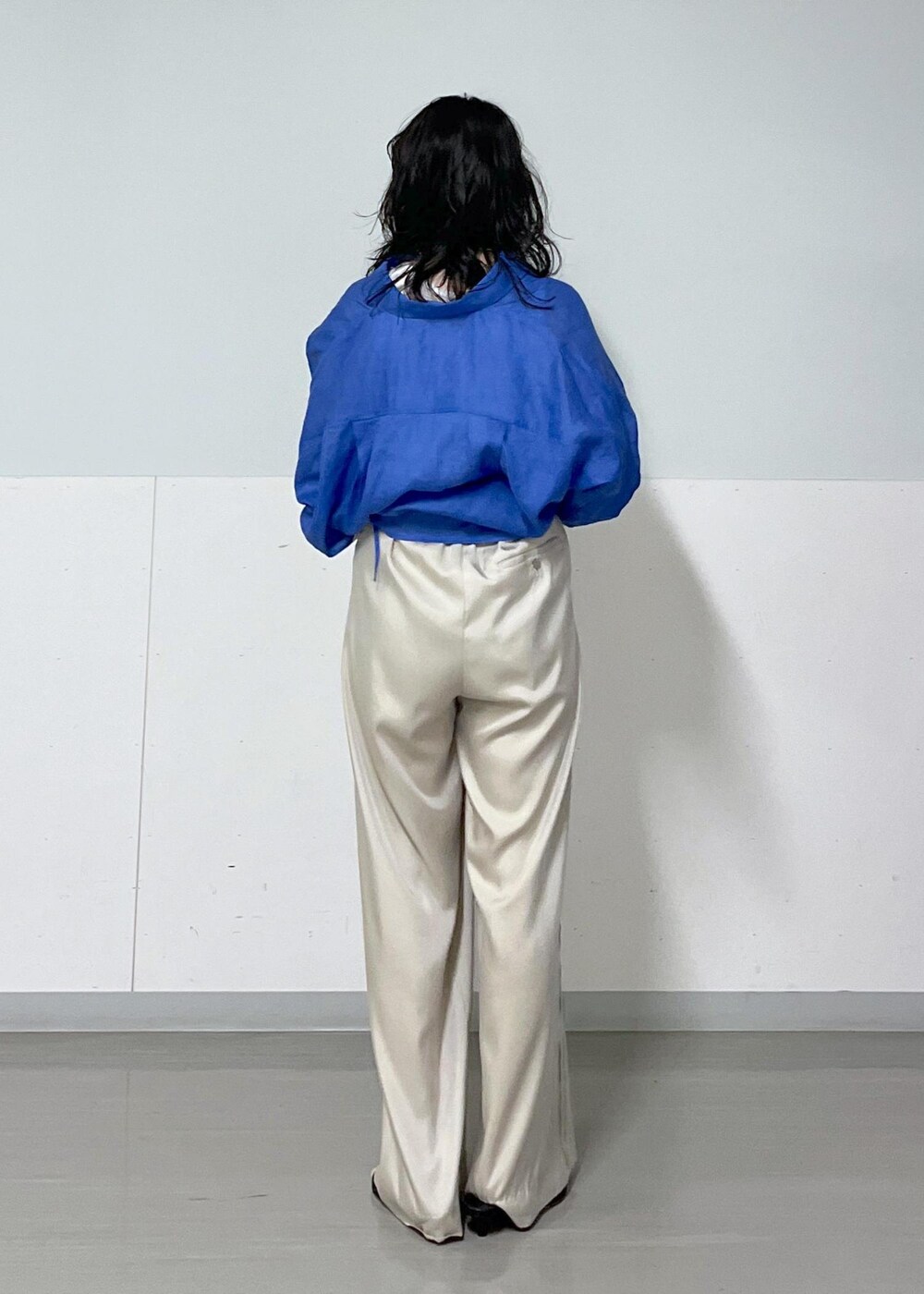 ブラック系のサンダル、ブルー系のシャツ/ブラウス、ベージュ系のその他パンツを着用したレディースの夏コーディネートの10枚目の写真