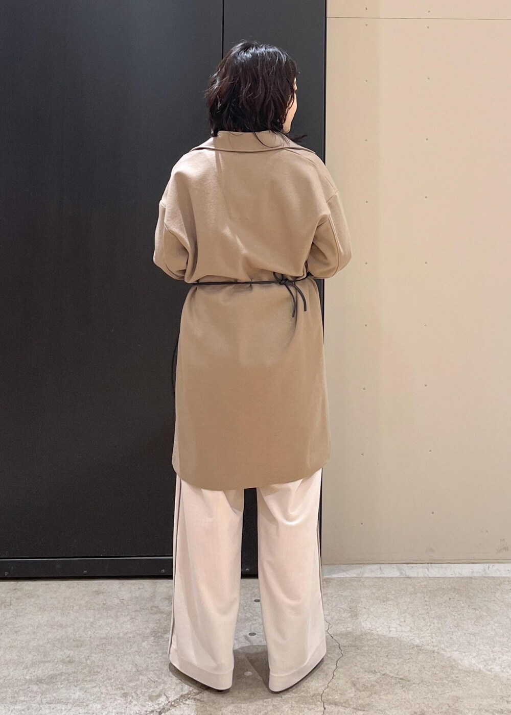 ブラック系のブーツ、イエロー系のワンピース、グレー系のブルゾンを着用したレディースの冬コーディネートの3枚目の写真