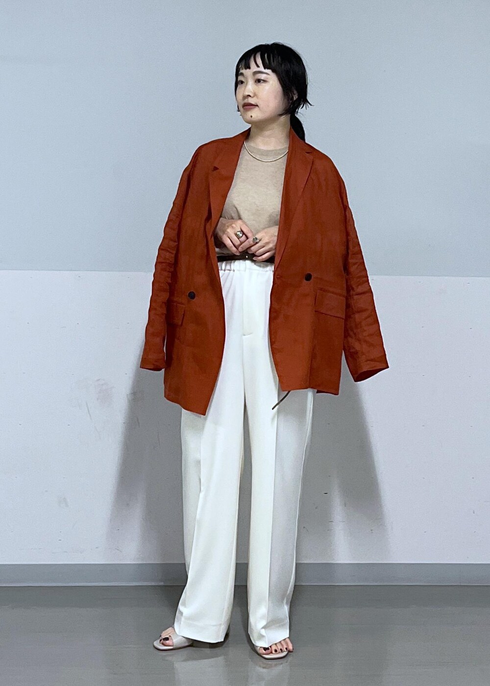 ホワイト系のその他パンツ、ホワイト系のボストンバッグ、ベージュ系のTシャツ/カットソーを着用したレディースの春コーディネートの4枚目の写真