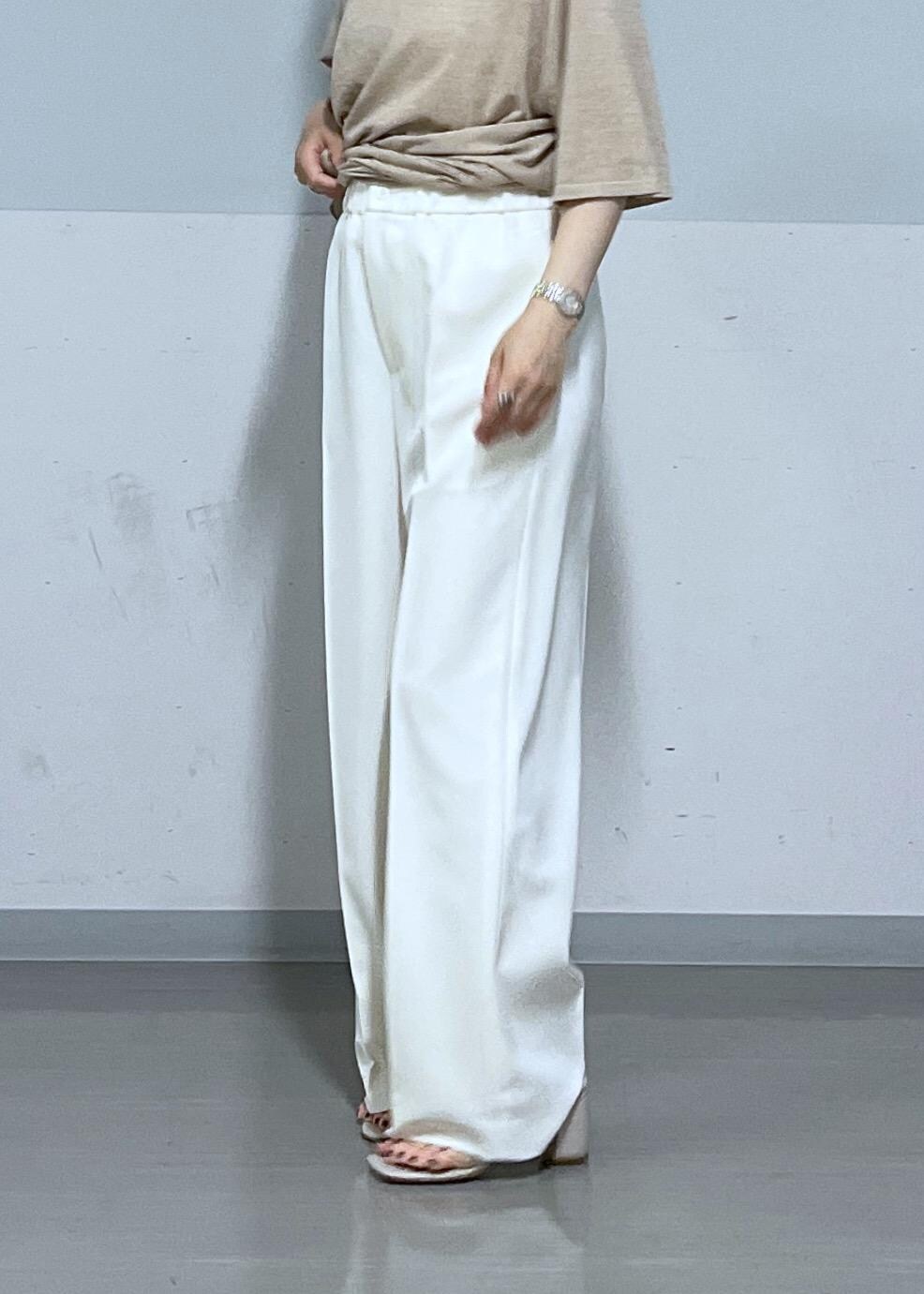 ホワイト系のその他パンツ、ホワイト系のボストンバッグ、ベージュ系のTシャツ/カットソーを着用したレディースの春コーディネートの8枚目の写真