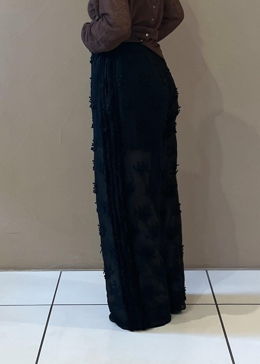 ブラック系のサンダル、ブルー系のカーディガン/ボレロ、ベージュ系のボストンバッグを着用したレディースの夏コーディネートの7枚目の写真