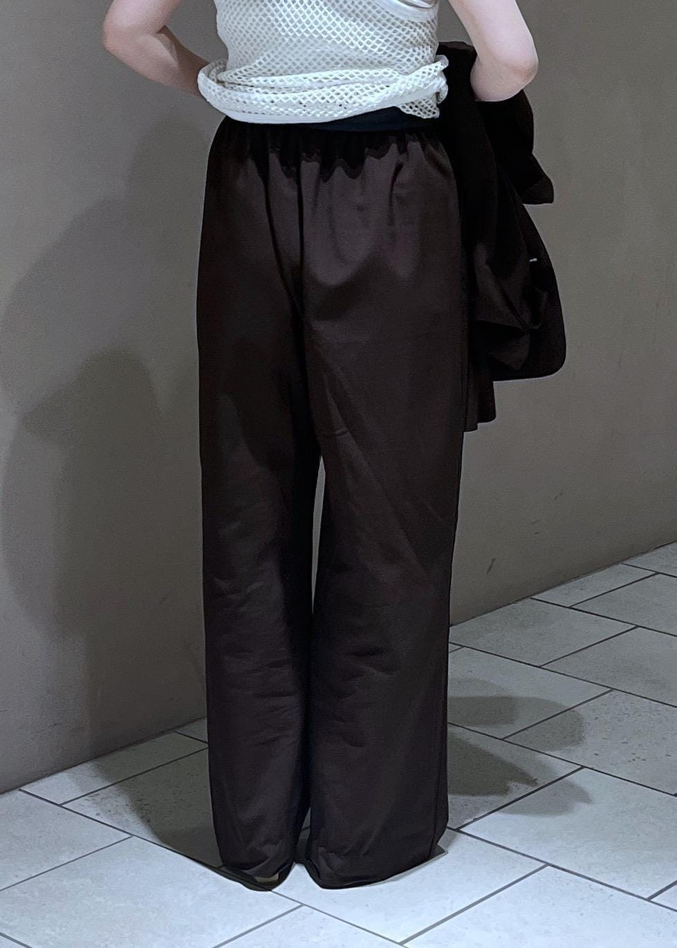 ブラック系のショルダーバッグ、ブラウン系のその他パンツ、ブラウン系のテーラードジャケットを着用したレディースの春コーディネートの7枚目の写真